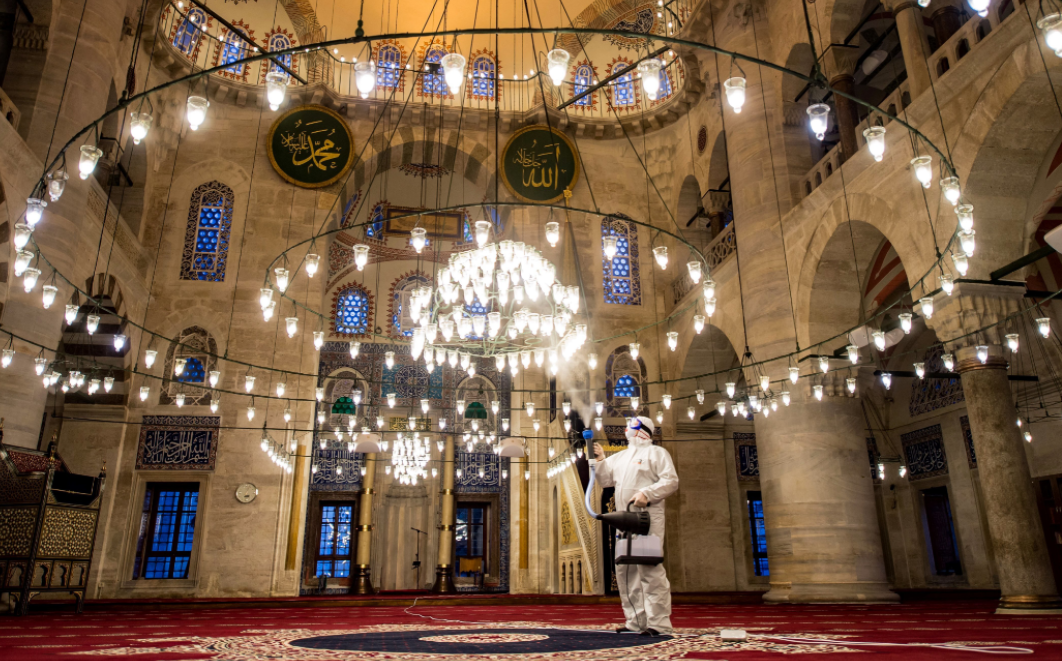 الله لا يُعبَد في المساجد فقط، ونحن خُلقنا للبيت والعائلة.. ما علَّمتنا إياه كورونا