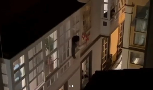 زوجان إسبانيان يقيمان زفافهما بالشرفة في تحدٍّ للعزل بسبب كورونا