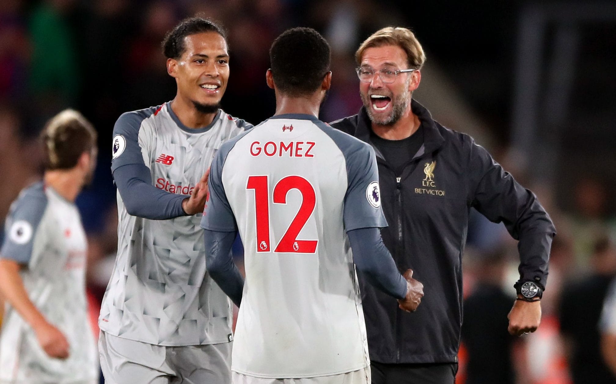 كلوب يعترف بأن جو غوميز سبب توهج نجم المدافع الهولندي فان دايك