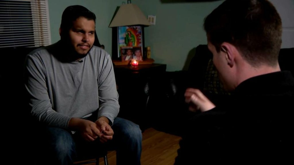 أخبرهم بأنه لا يستطيع القراءة سوى بطريقة "برايل".. أمريكا ترفض منح جنسيتها لكفيف لأنه لم يتمكن من رؤية جملة مكتوبة أمامه!