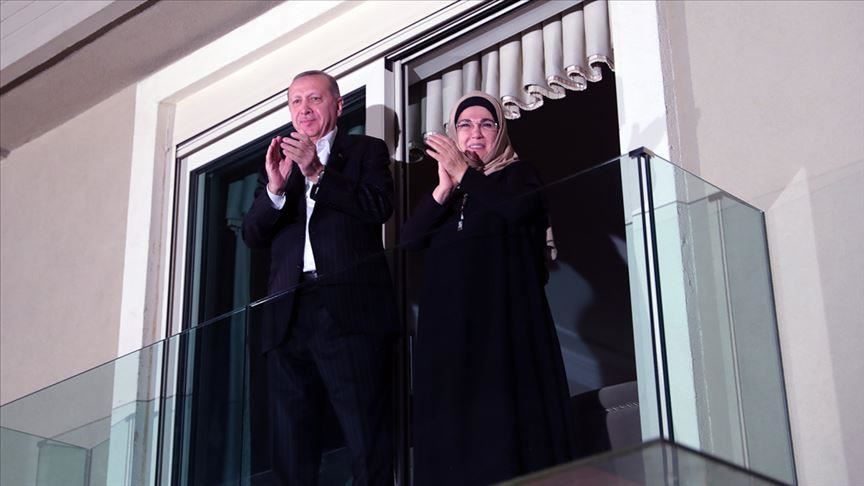 أردوغان وزوجته يصفقان من شرفة منزلهما تحيةً للكوادر الطبية