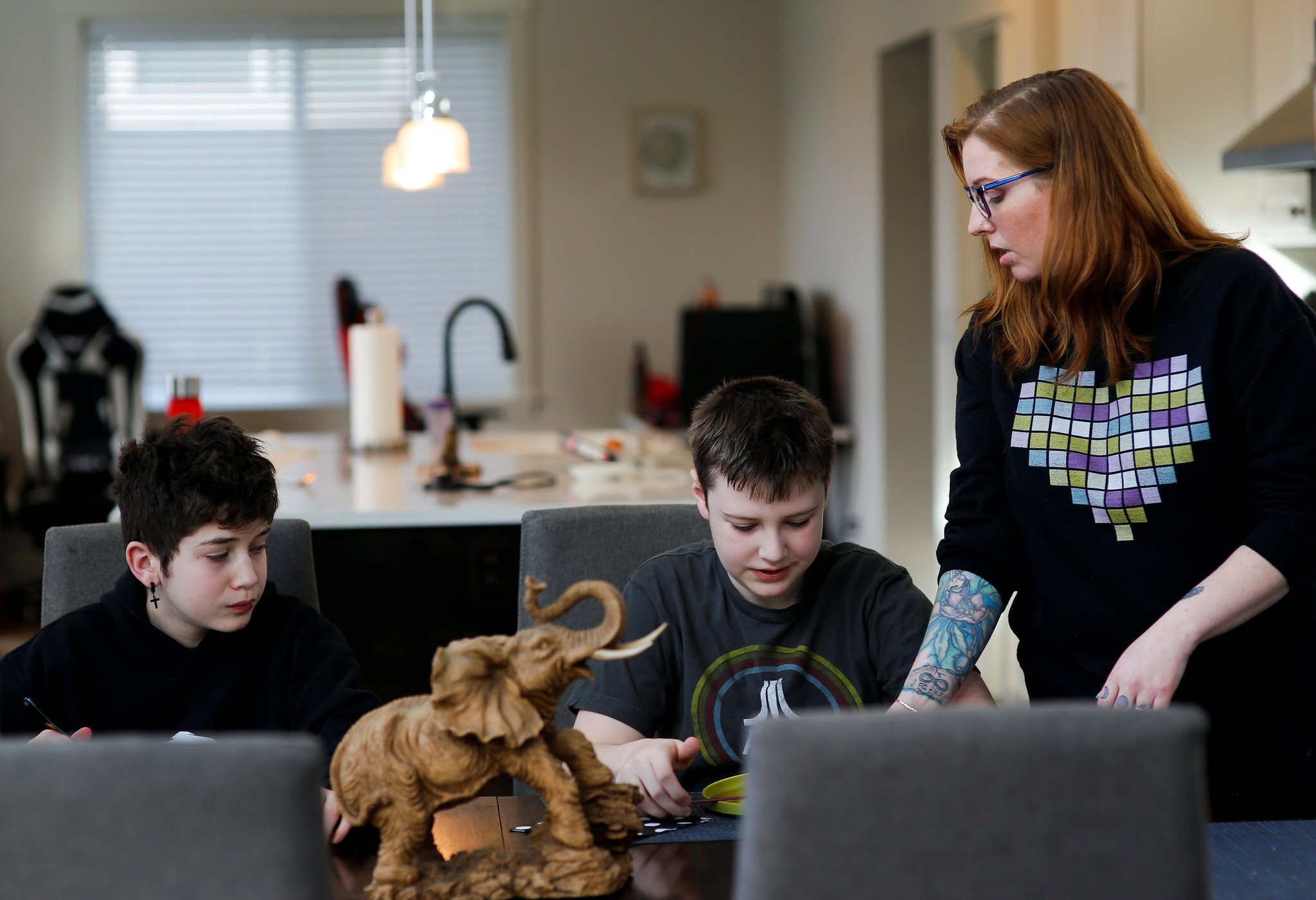 “إدمان الأطفال للهواتف يمنحك فرصة ذهبية في زمن كورونا”.. 7 استراتيجيات لمعالجة مشكلات أبنائك بالحجر الصحي