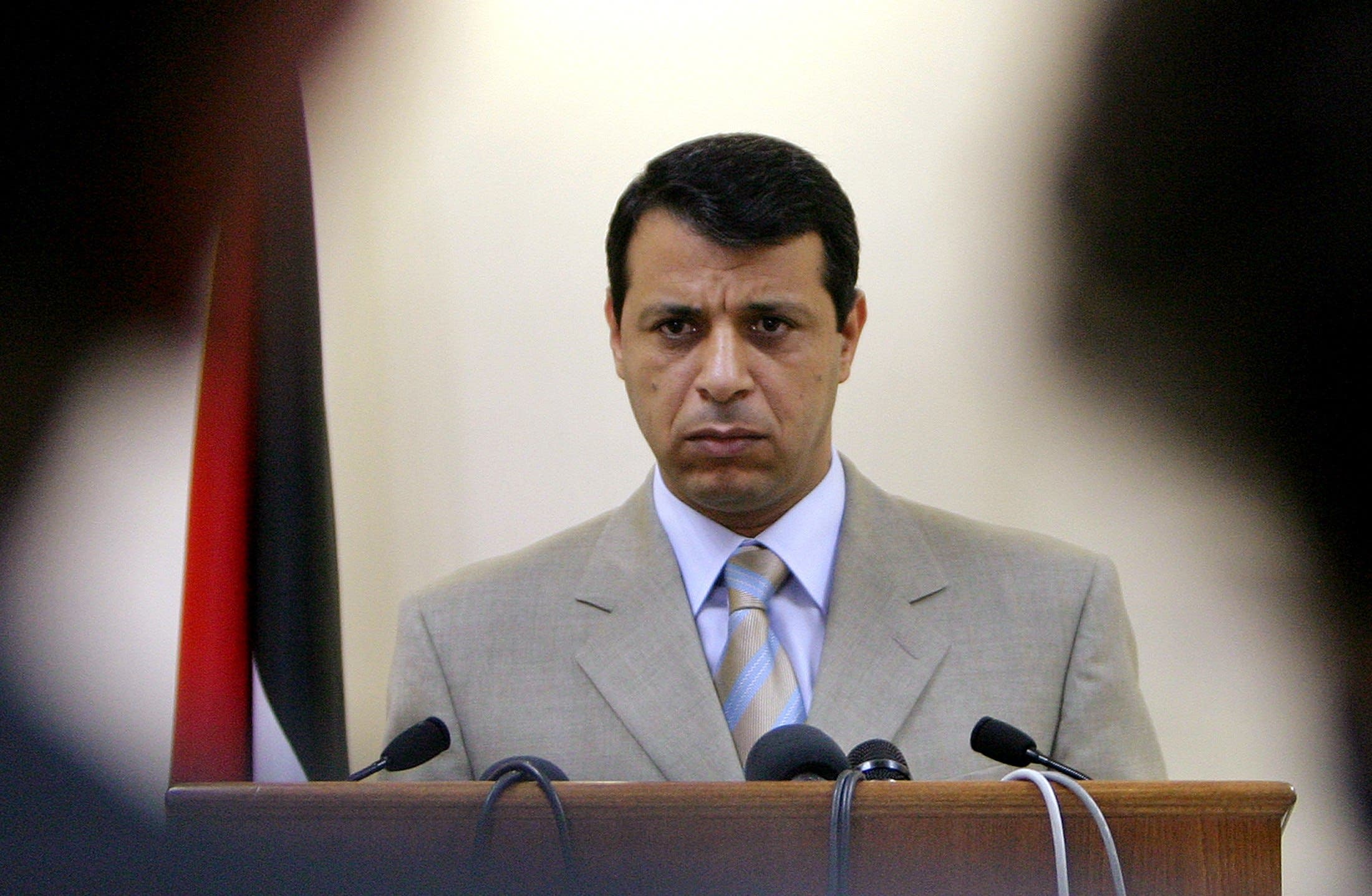 “أبو مازن يشعر بالخطر”.. كيف اخترق دحلان السفارات الفلسطينية وتحكَّم بالطلاب والجاليات للعمل لصالحه