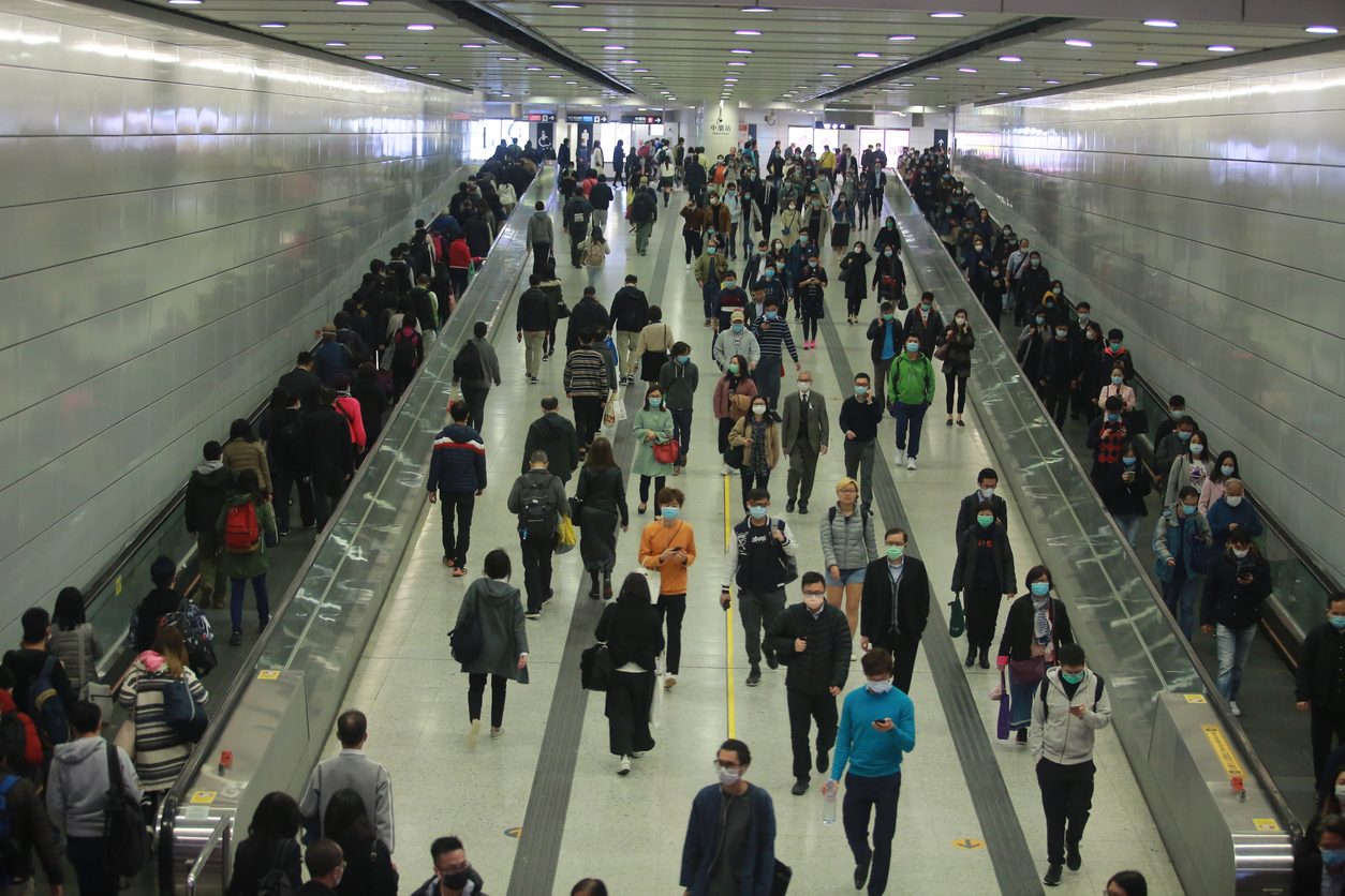 لم يلتزموا بالتباعد الاجتماعي ويتظاهرون في الشوارع.. كورونا في الجزائر