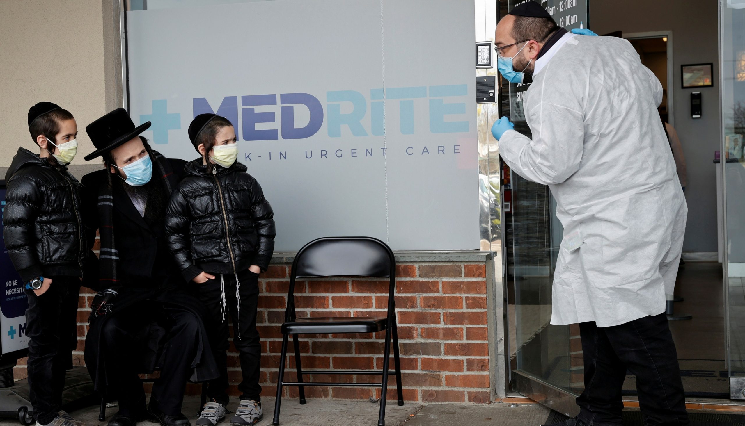 شرطة نيويورك تفرِّق آلاف اليهود.. شاركوا في جنازة حاخام توفي بسبب كورونا وتحدوا إجراءات العزل