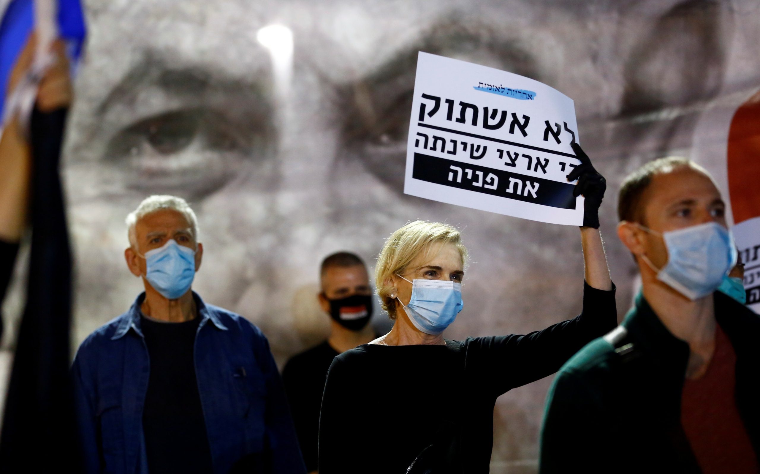 رغم قيود كورونا.. الآلاف يتظاهرون بالكمامات ضد نتنياهو رافعين الرايات السوداء