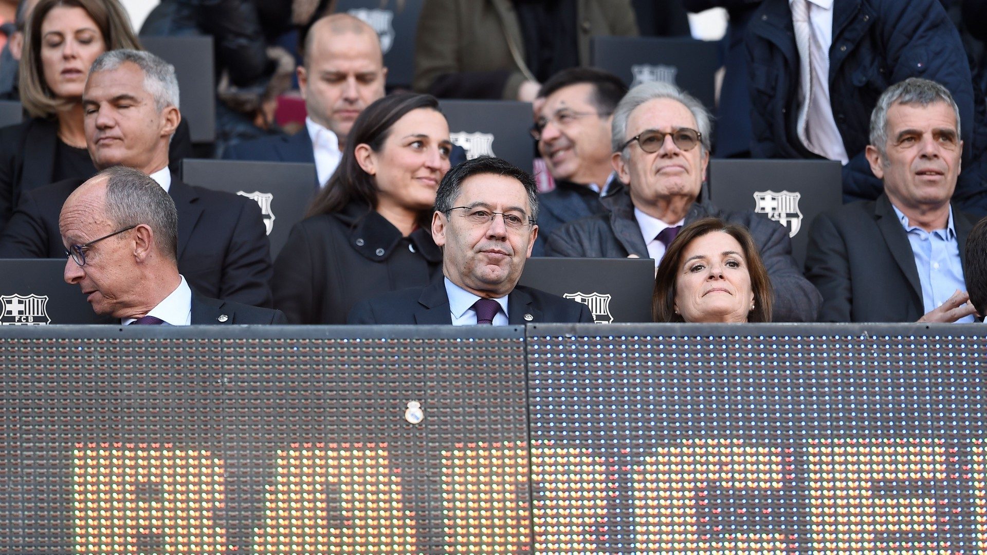 استقالات جماعية وشبهات فساد مالي.. زلزال يضرب إدارة برشلونة ويضع بارتوميو في مأزق