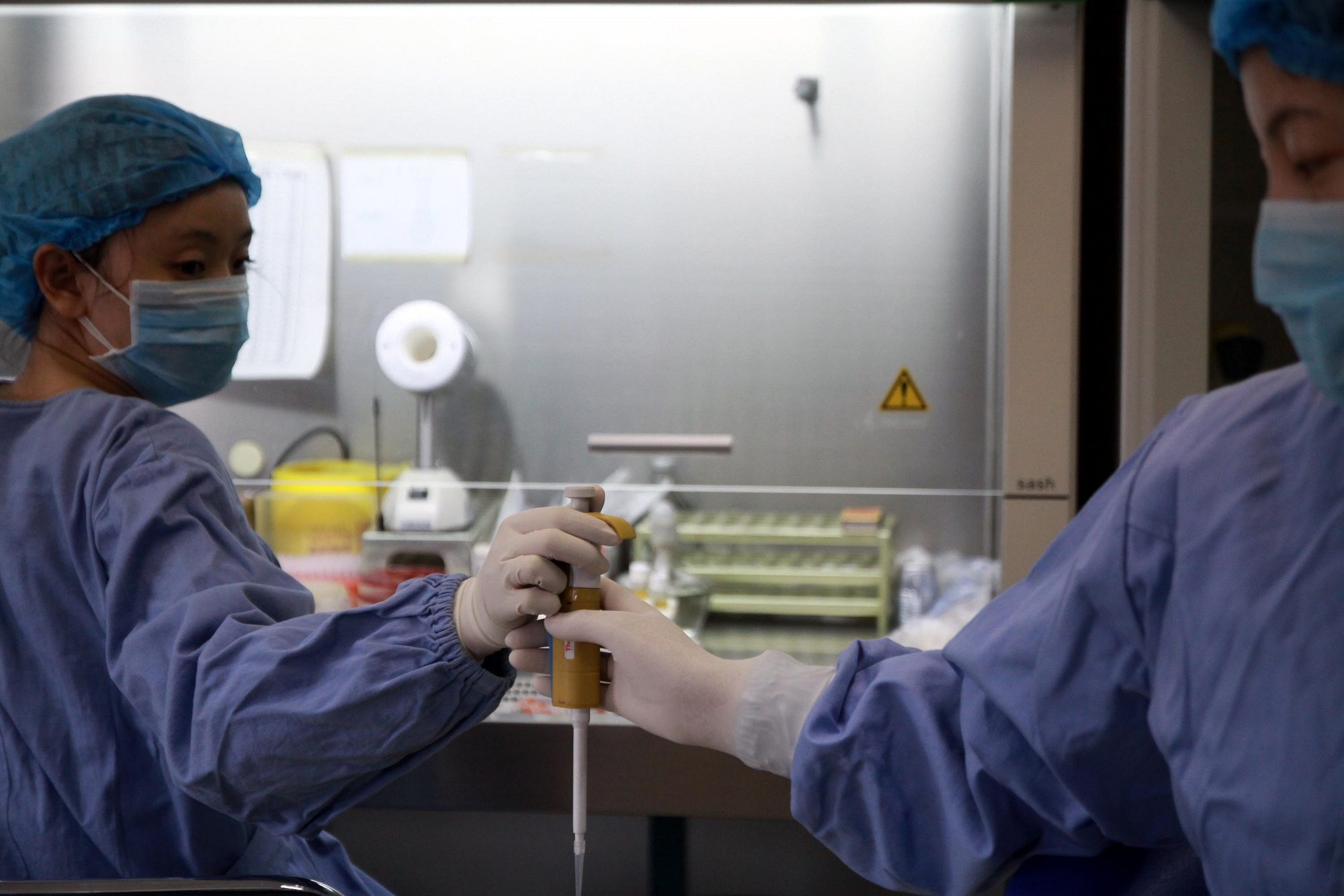 واشنطن بوست: مسؤولون أمريكيون زاروا مختبراً بووهان في 2018 وحذروا من تسرب فيروس قاتل، والبنتاغون يعلّق