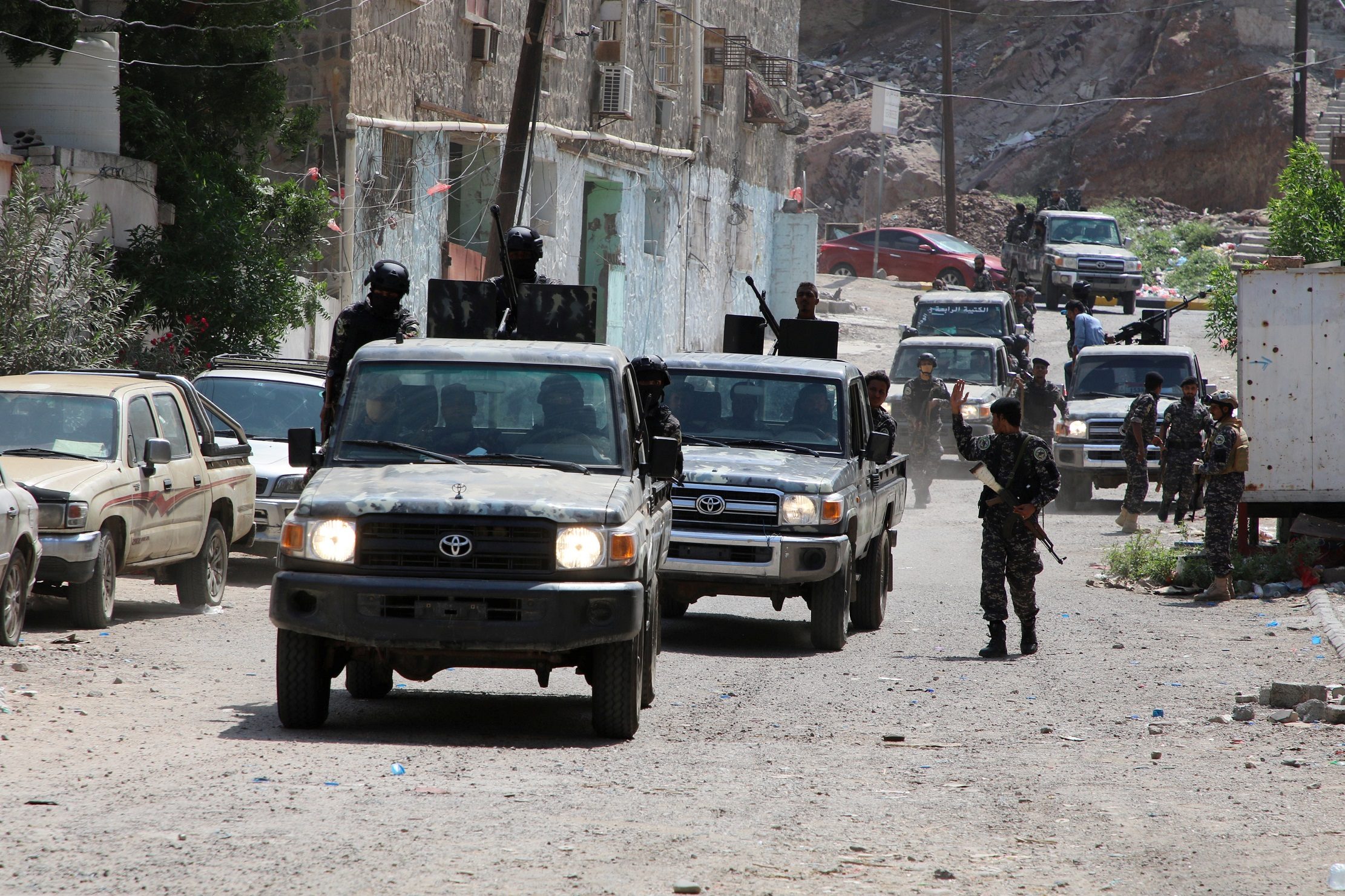 عقب إعلان المجلس الانتقالي المدعوم إماراتياً، قالت الأخيرة إنها سيطرت على المرافق في عدن