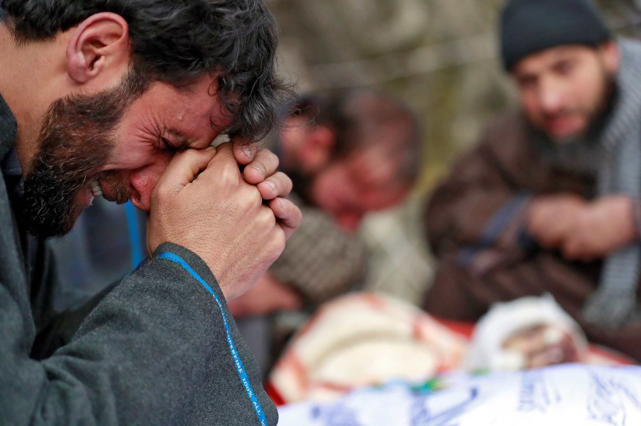 الصورة لكشميريين يبكون على رجل قتلته الشرطة الهندية/رويترز