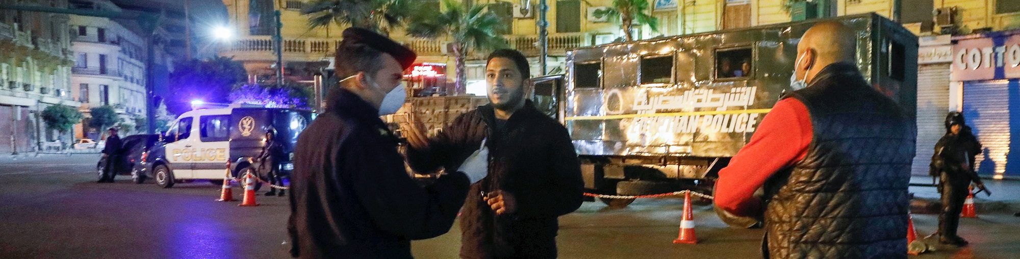 “إذا شكَّكت فمكانك السجن”.. مصر تكمم أفواه الصحفيين المنتقدين للأرقام الرسمية عن كورونا