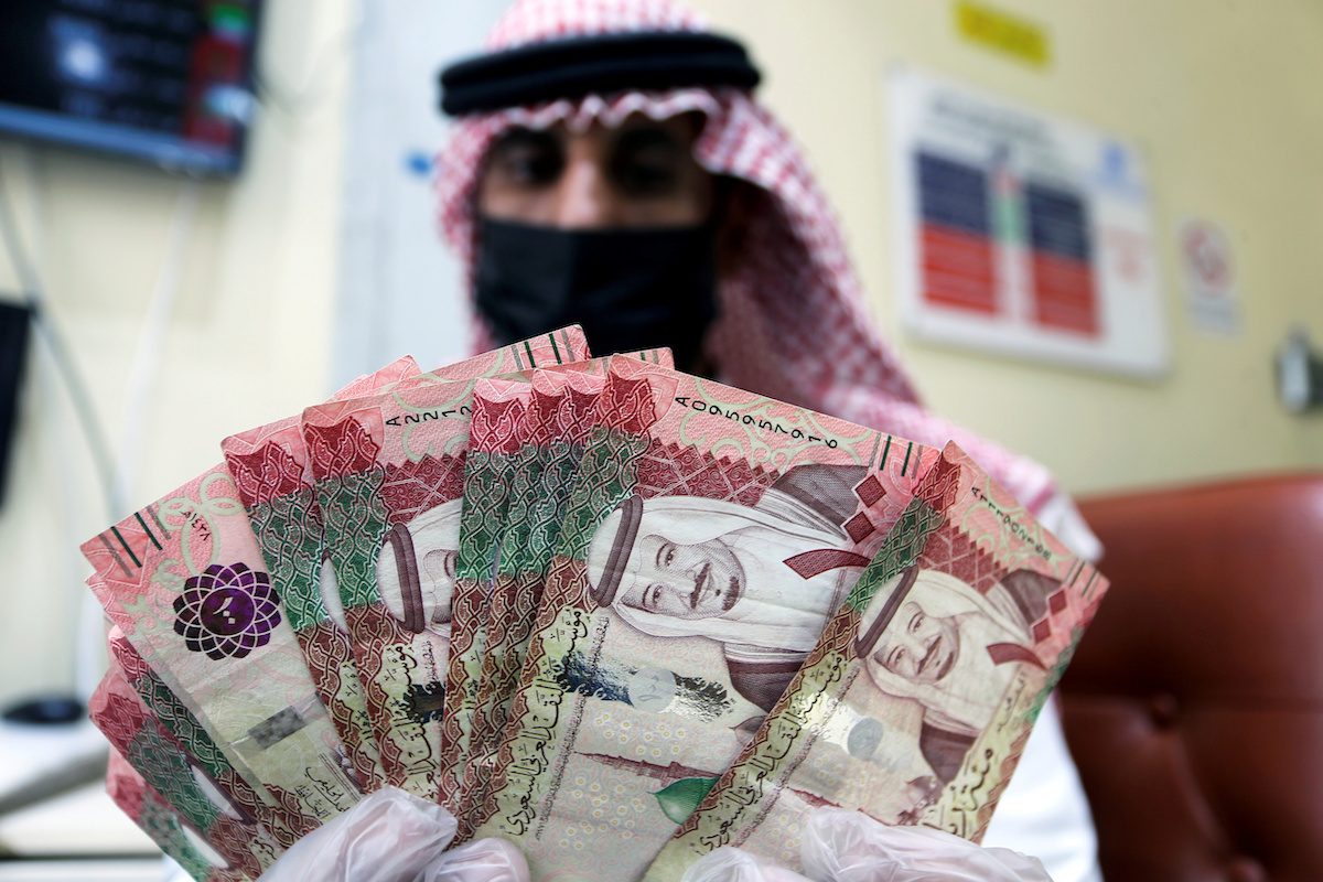اللجوء للاقتراض والبنوك المركزية لن يوقف نزيفها.. كيف تواجه الاقتصادات الخليجية أسوأ كوابيسها؟
