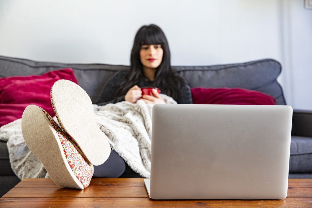 ينتحل مجرمو الإنترنت كذلك هوية جهات رسمية مثل هيئة صاحبة الجلالة للإيرادات والجمارك ومنظمة الصحة العالمية