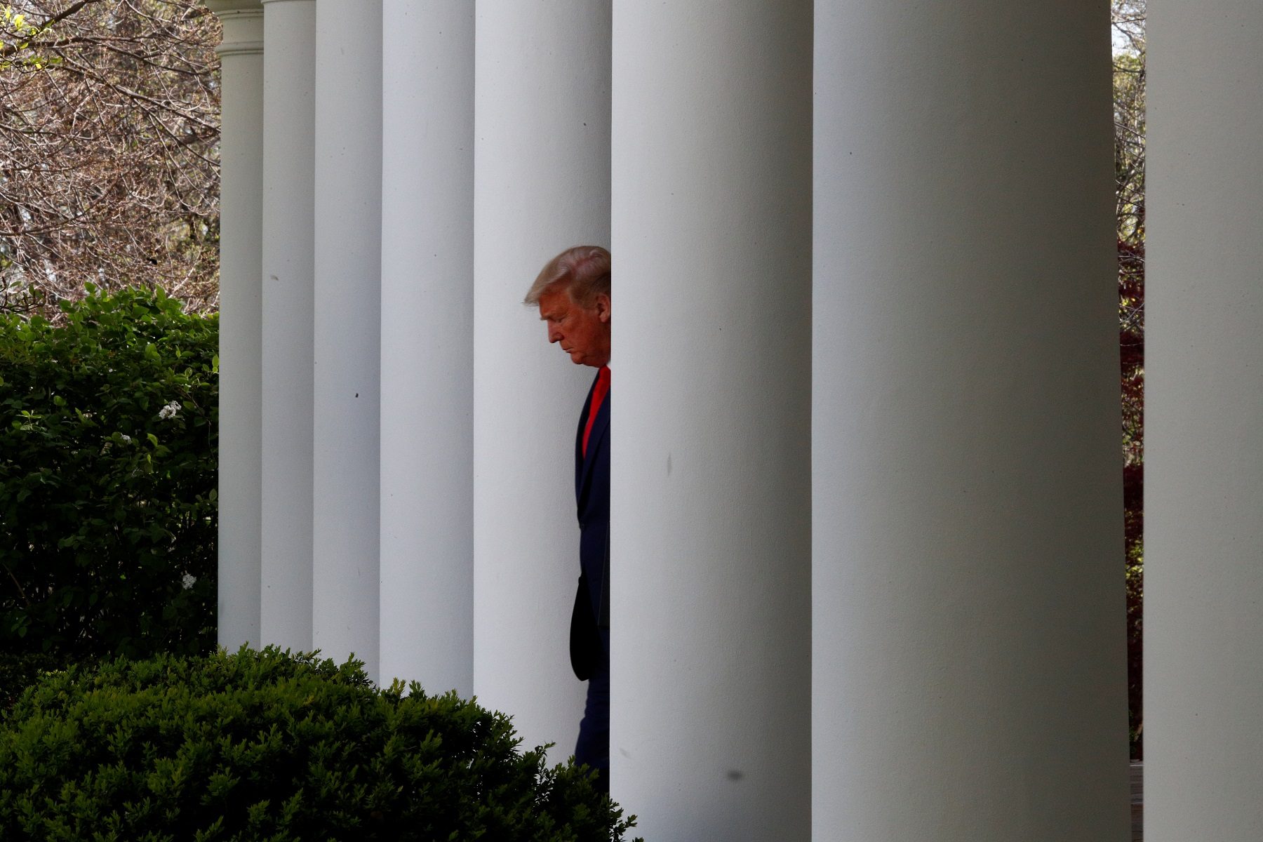 ترامب بات شبه وحيد وابنه احتفل بعيد ميلاده دون أصدقائه.. كيف يبدو البيت الأبيض خلال الحظر الصحي؟