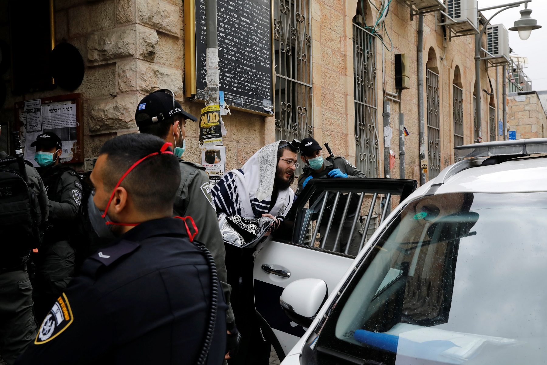 يسعلون في وجه الشرطة ويتهمونهم بـ”النازية”.. طائفة الحريديم اليهودية ترفض الحجر الصحي