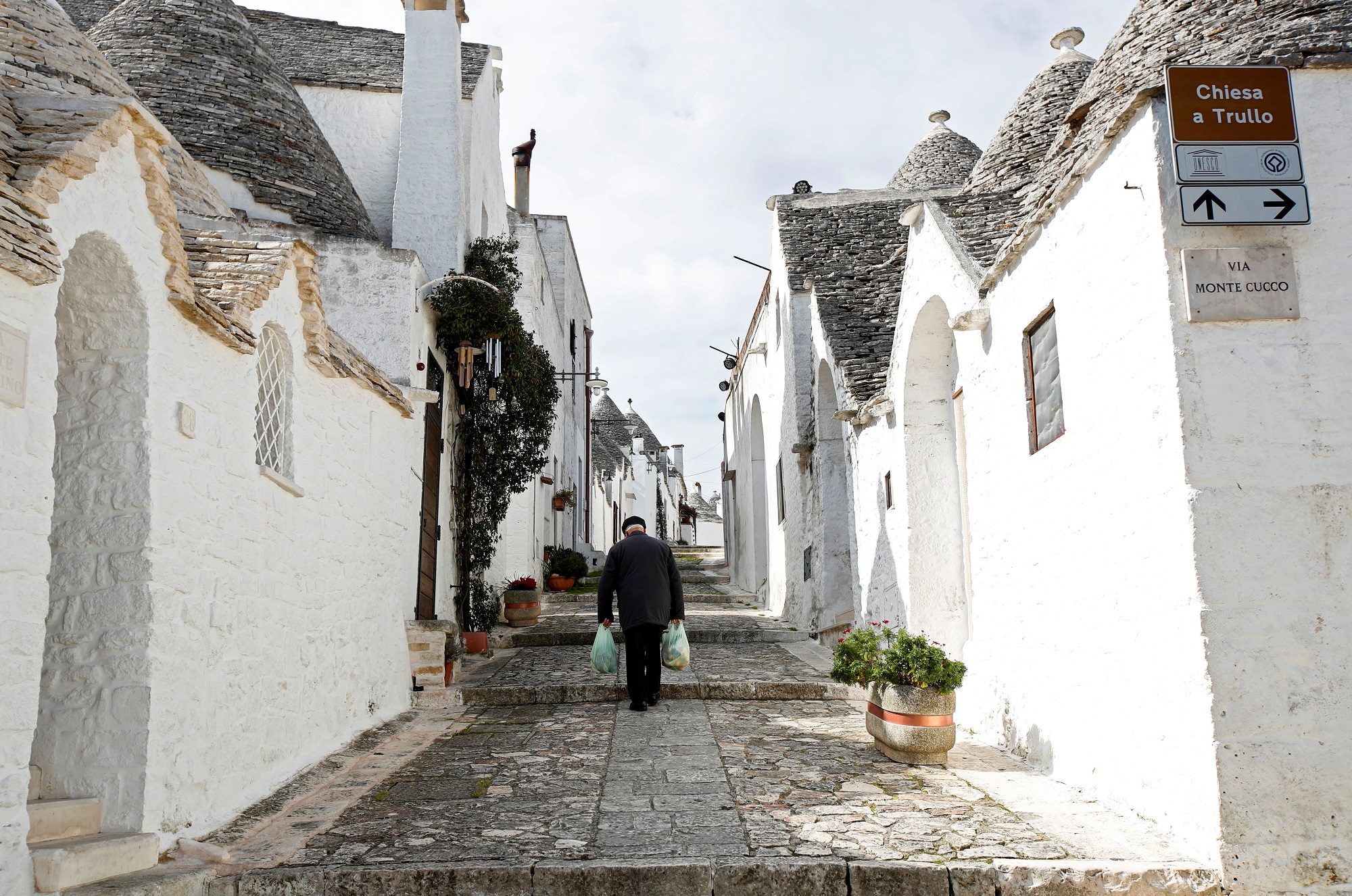 نابولي المدينة الإيطالية الأفقر بأوروبا تُطبق فكرة من القرن العشرين للصمود أمام كورونا