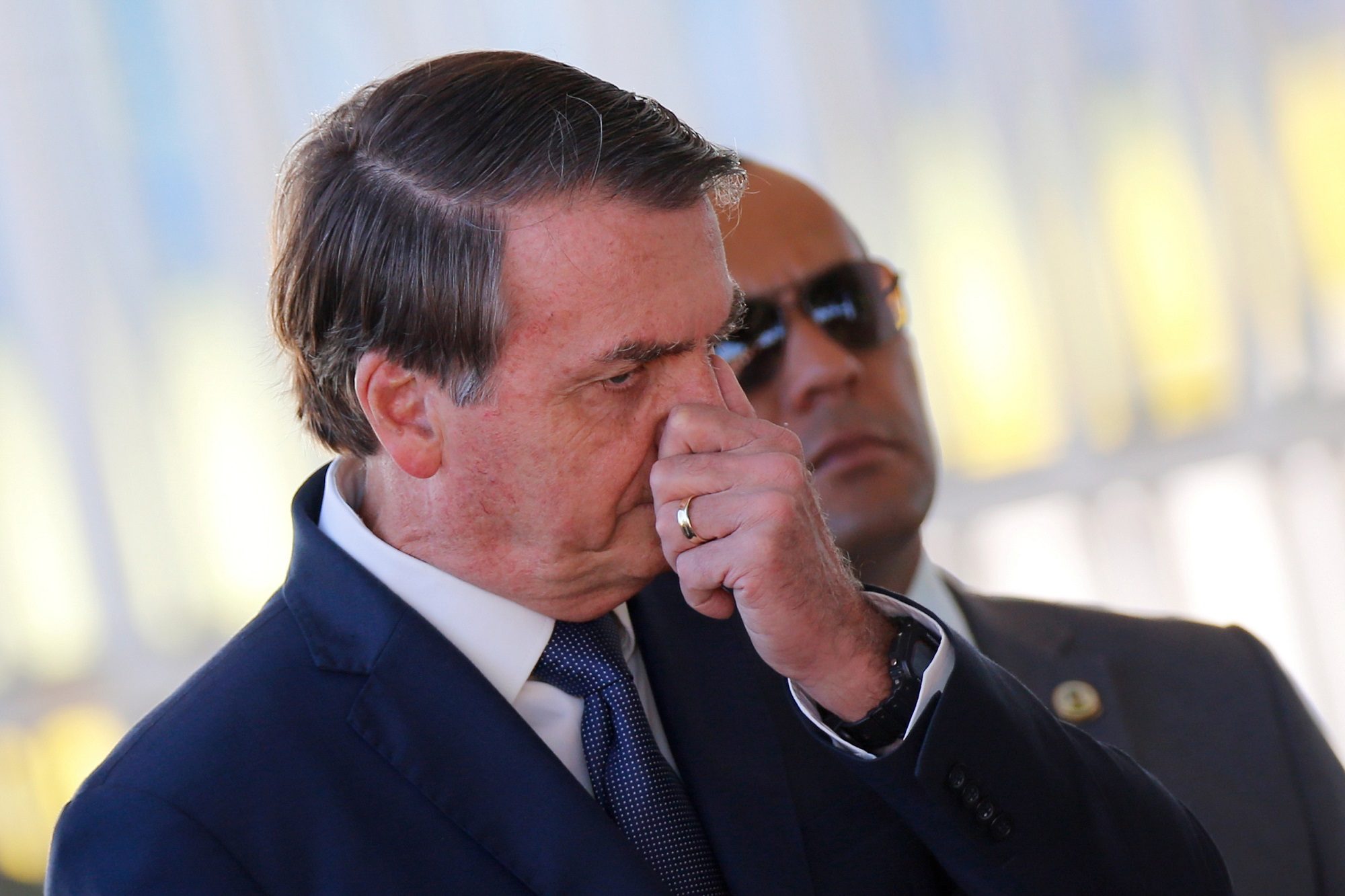 بولسونارو الرئيس الذي ينتظر تفشي كورونا بين مواطنيه! ينزل للشوارع للقائهم، ويرفض بقاءهم بالمنازل