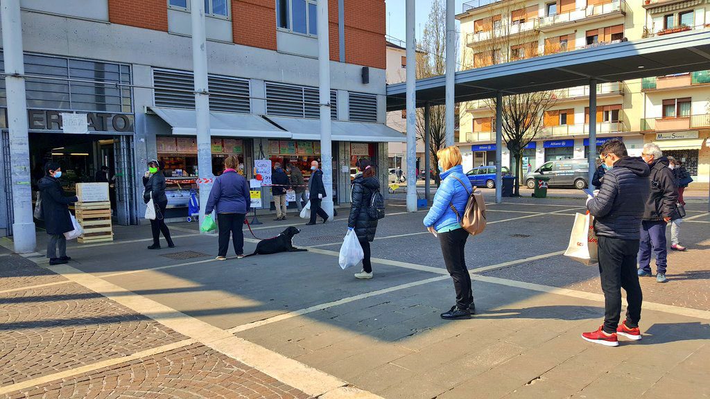 إيطاليون في مدينة البندقية يتسوقون في ظل عزل منزلي/رويترز