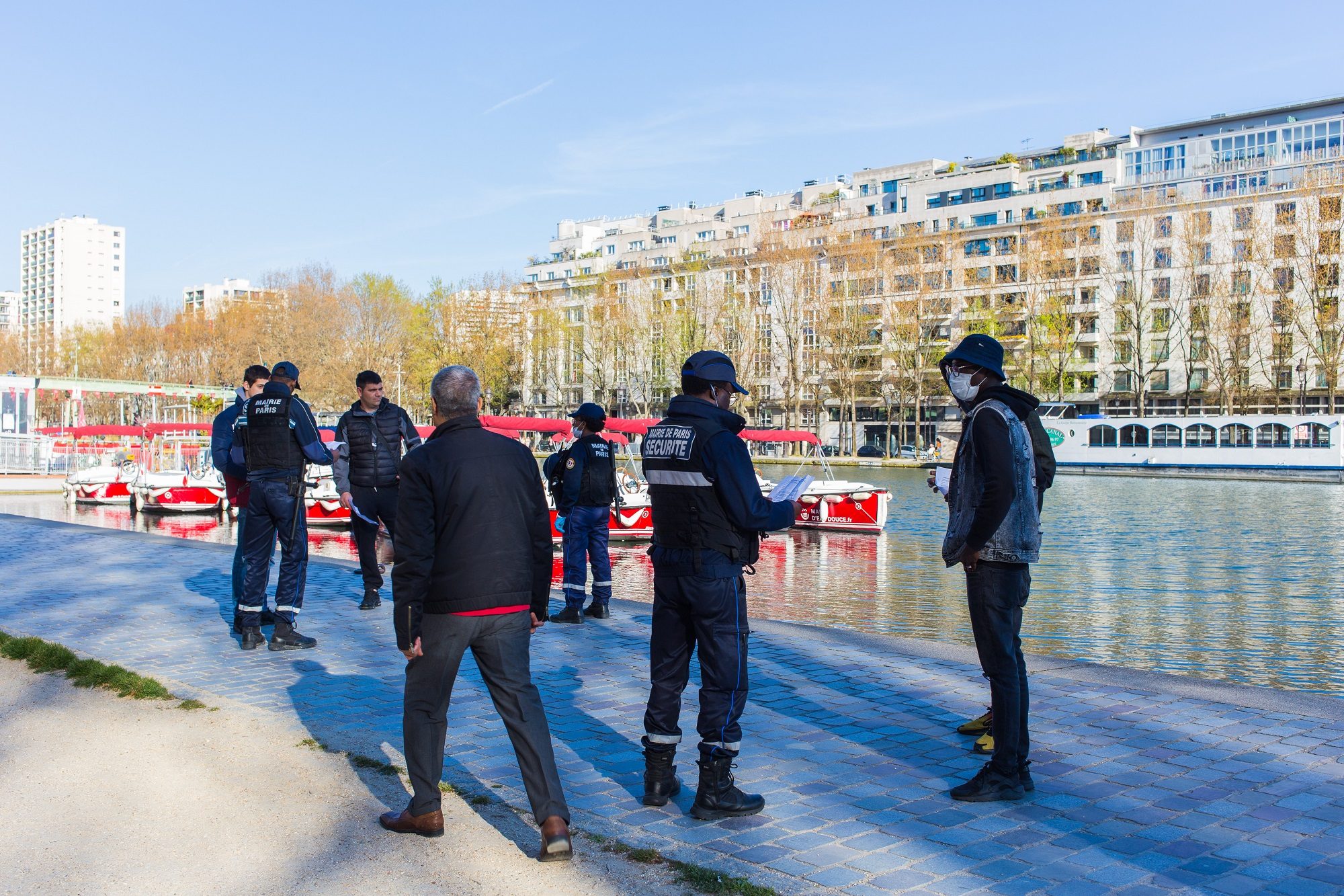 اكتشاف آثار لكورونا في مياه بالعاصمة باريس.. تُستخدم لري الأعشاب والحدائق وتنظيف الشوارع