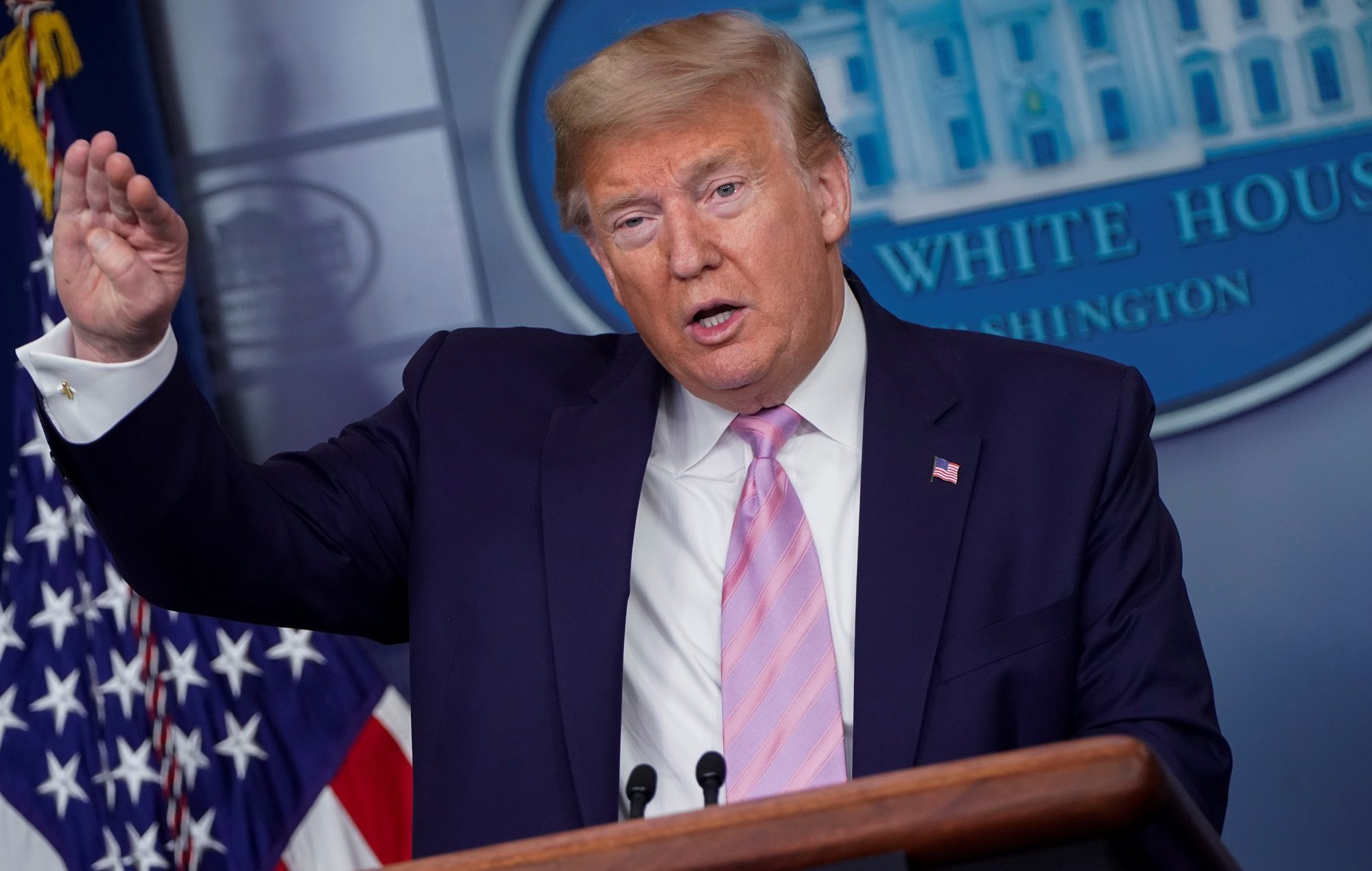 ترامب يفكر بتناول دواء بنفسه لعلاج كورونا لم تثبت فاعليته بعد! ويُحذر: أمامنا أيام مروعة