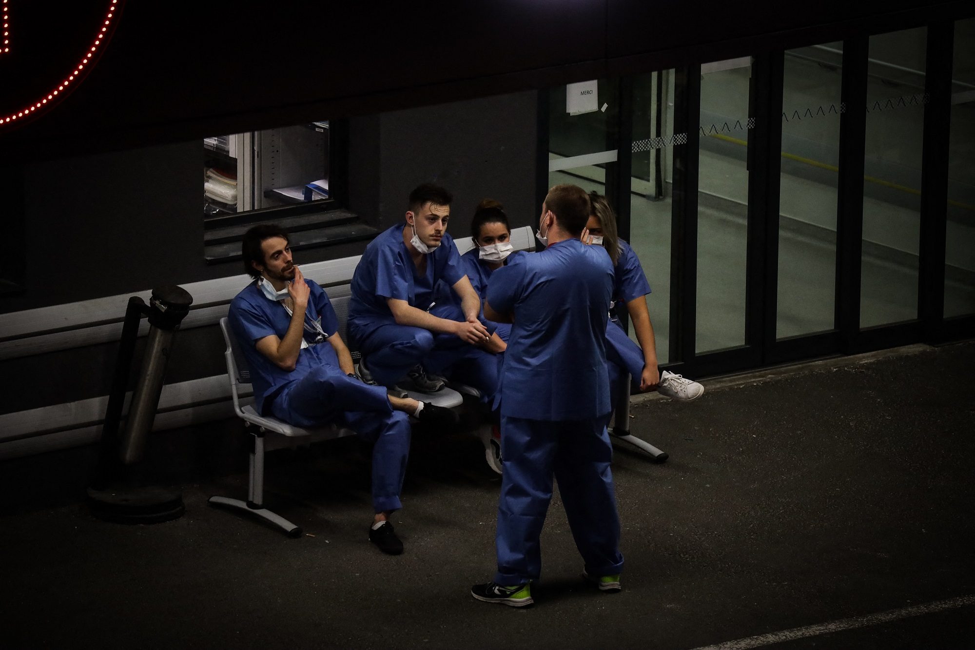 “نعيش في سيناريو كارثي”.. طبيب فرنسي يروي يومياته مع مرضى كورونا: أصبحنا نفاضل بين المُصابين