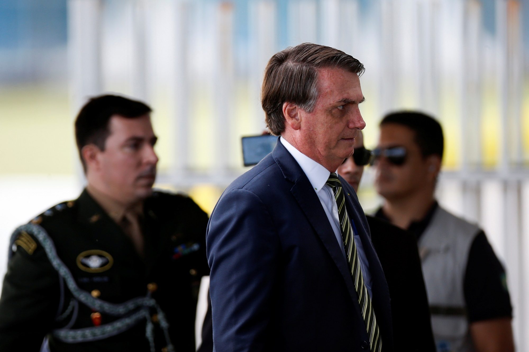 خلافات في البرازيل تطيح بوزير الصحة.. الرئيس ينهي الجدل ويدعو للتعامل مع كورونا كإنفلونزا عادية