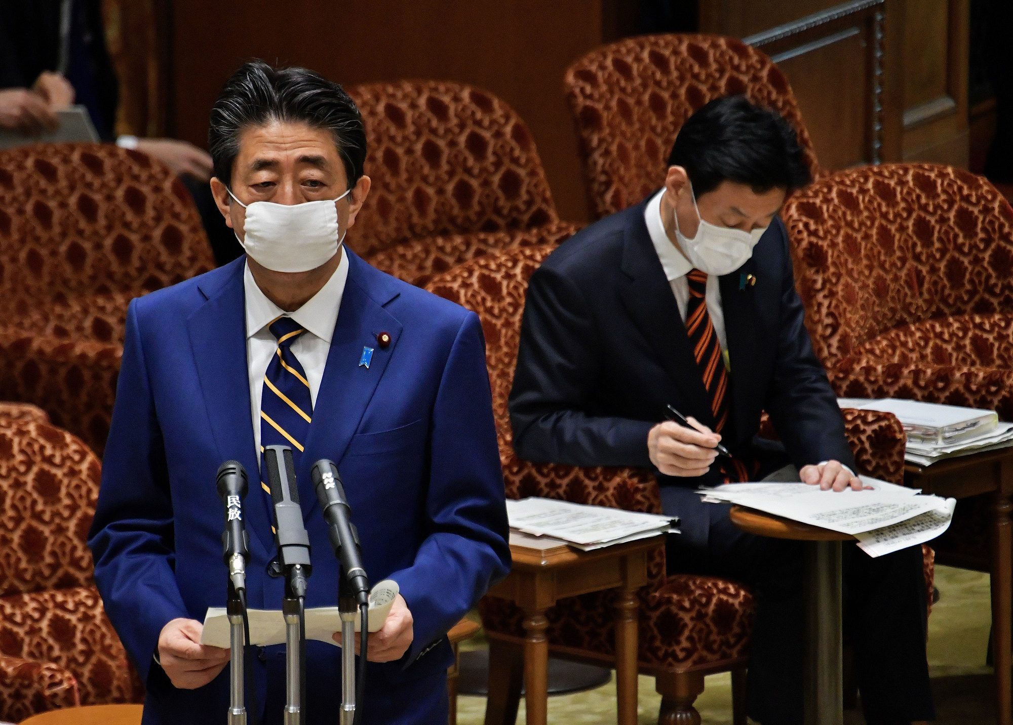 فيديو لرئيس وزراء اليابان يثير غضباً وسط تفشي كورونا، مواطنون من بلده سألوه: من تظن نفسك؟