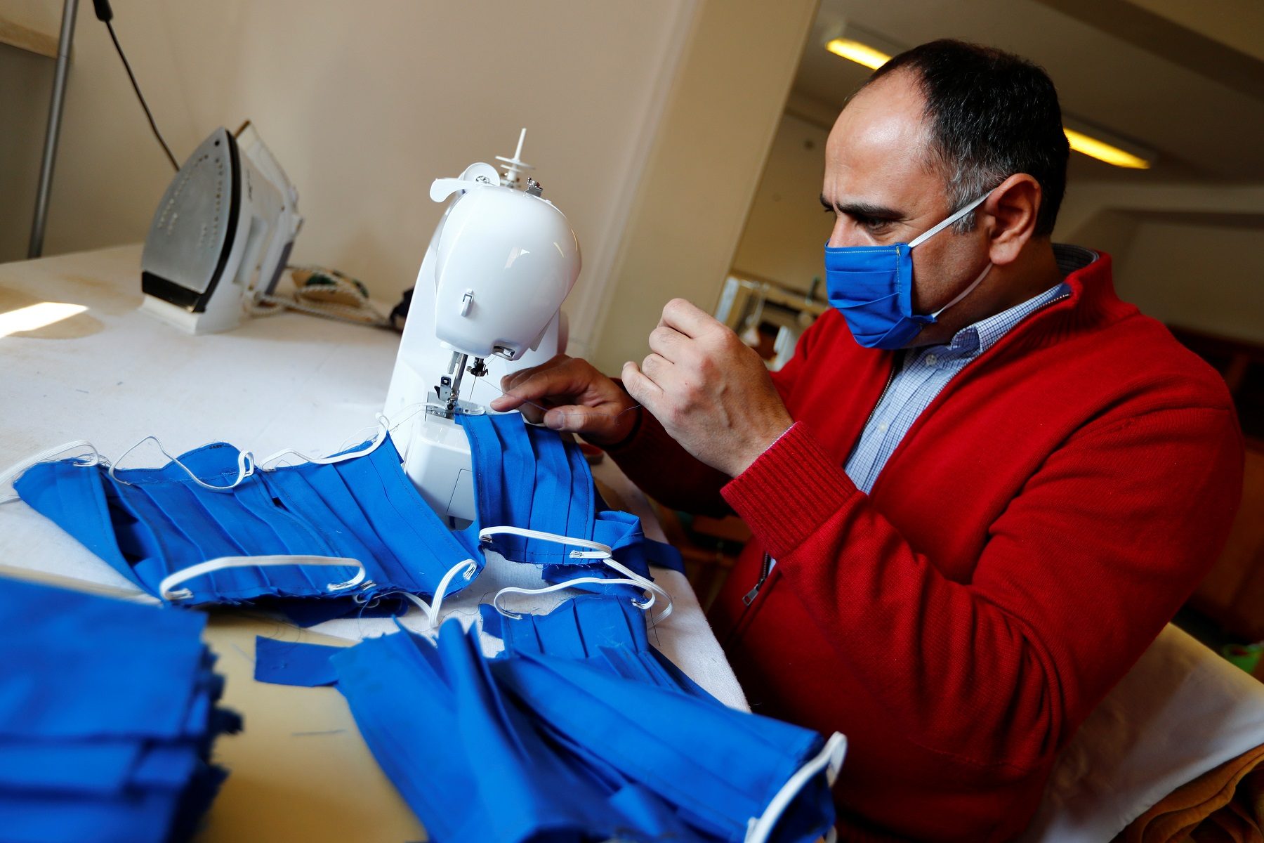 من خياطة الكمامات إلى العمل بالمستشفيات والمزارع.. كيف يرد اللاجئون بألمانيا الجميل خلال كورونا؟