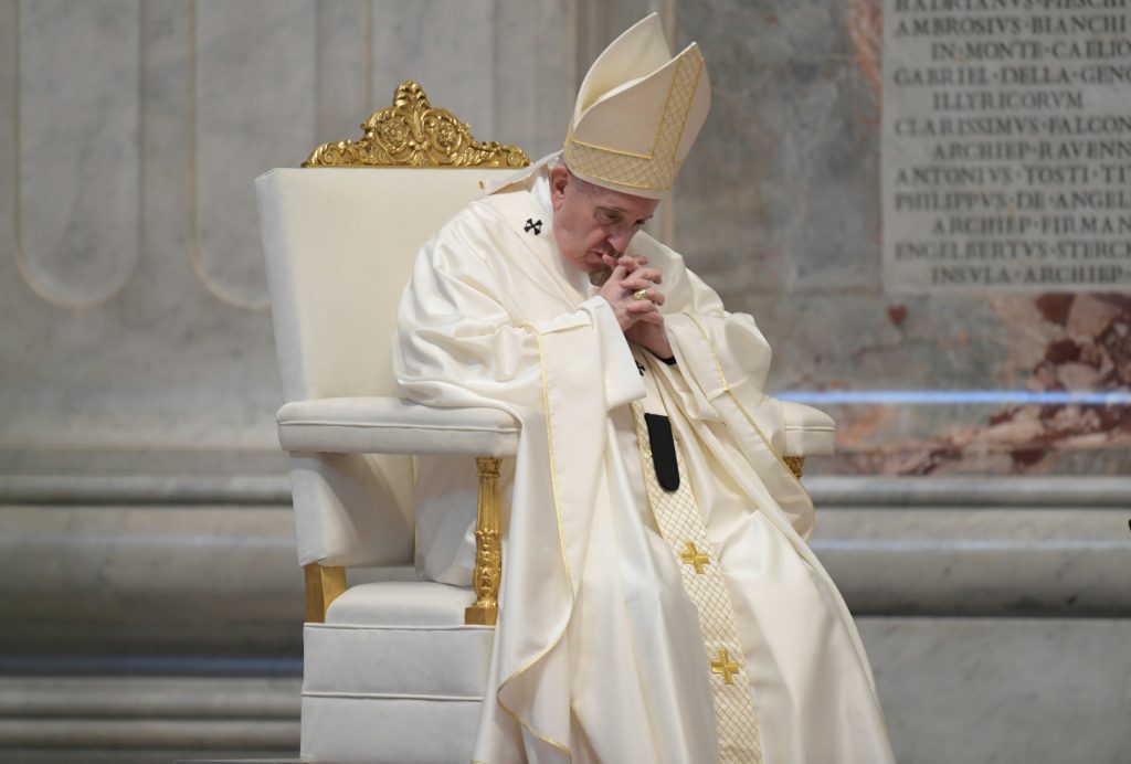 البابا فرانسيس الفاتيكان عارضة أزياء برازيلية