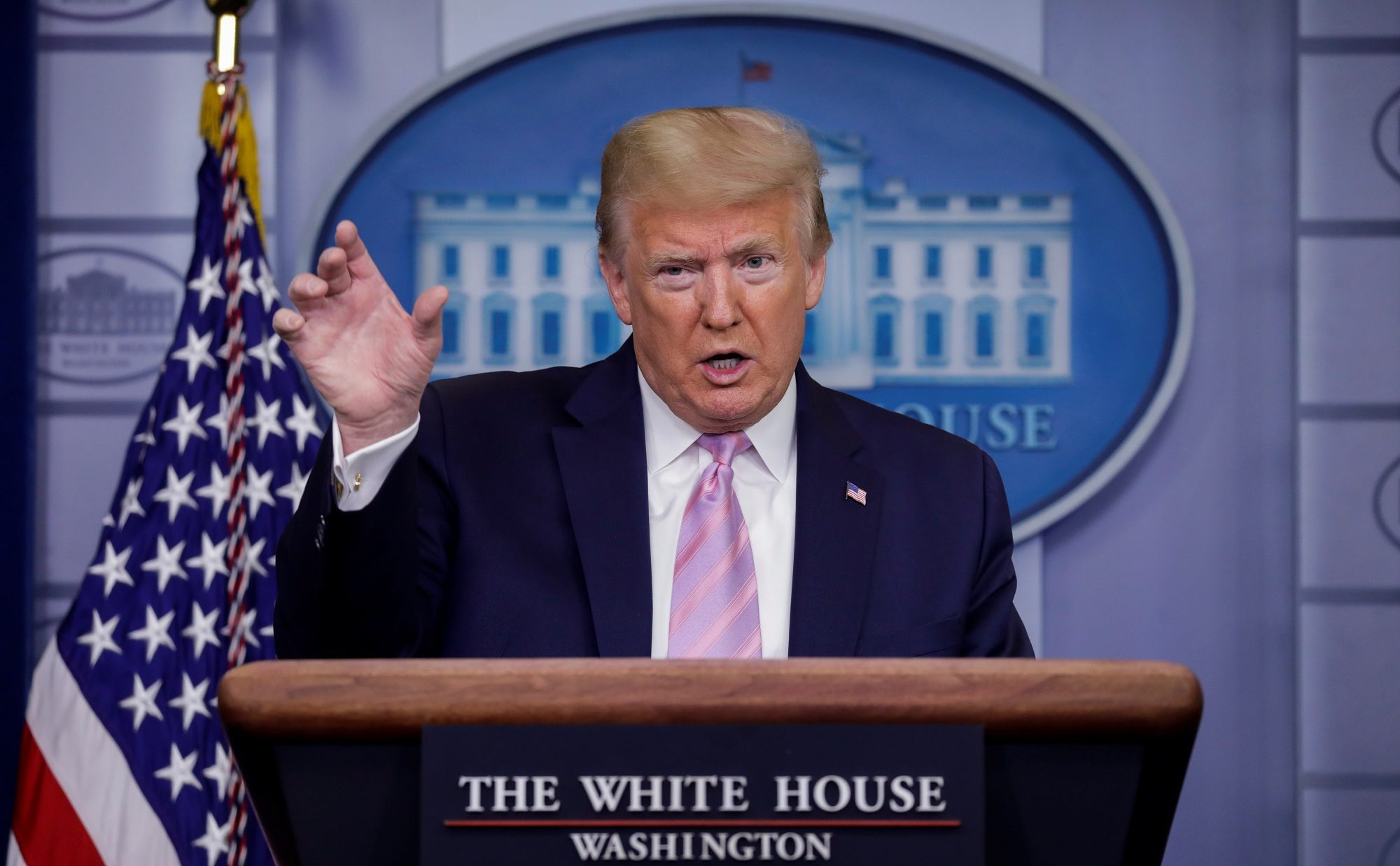 قرار سببه كورونا.. ترامب ينوي معاقبة الدول التي ترفض استقبال مواطنيها المرحلين من أمريكا