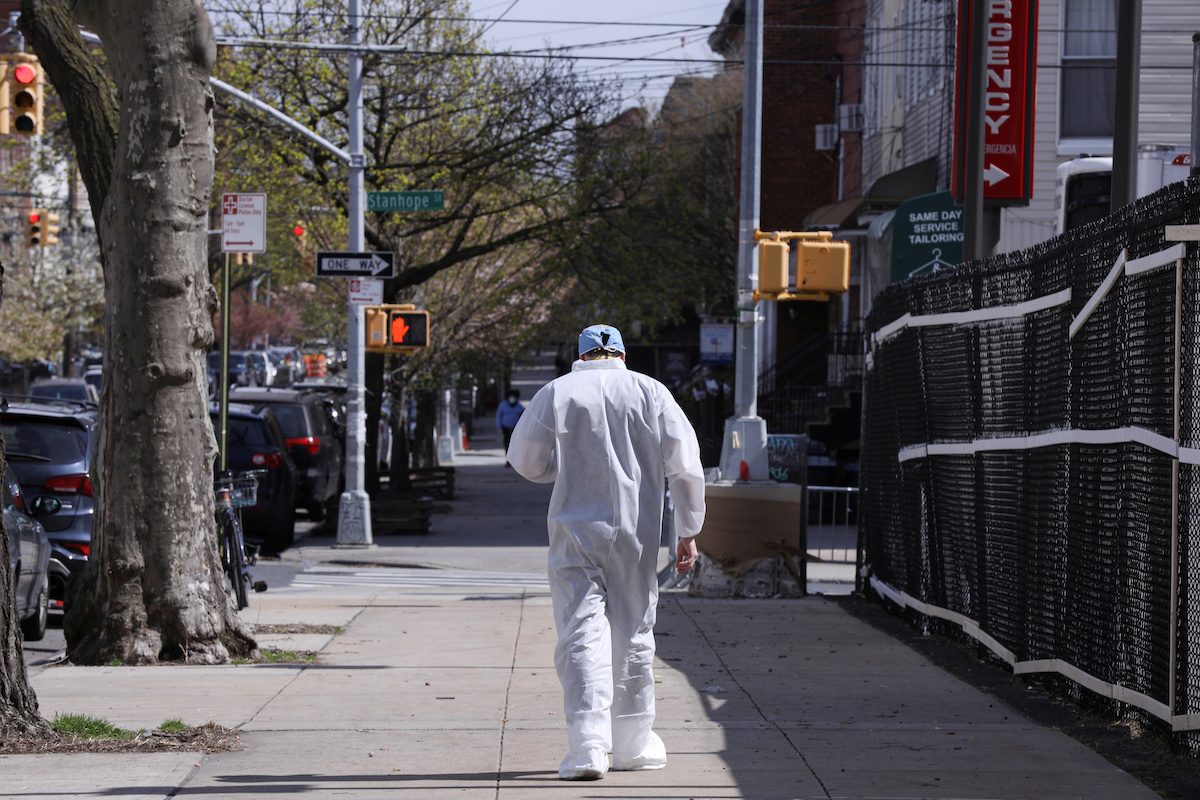 مقابر جماعية بسبب تكدس الجثث.. كيف تحولت نيويورك إلى أكبر بؤرة لكورونا بأمريكا؟