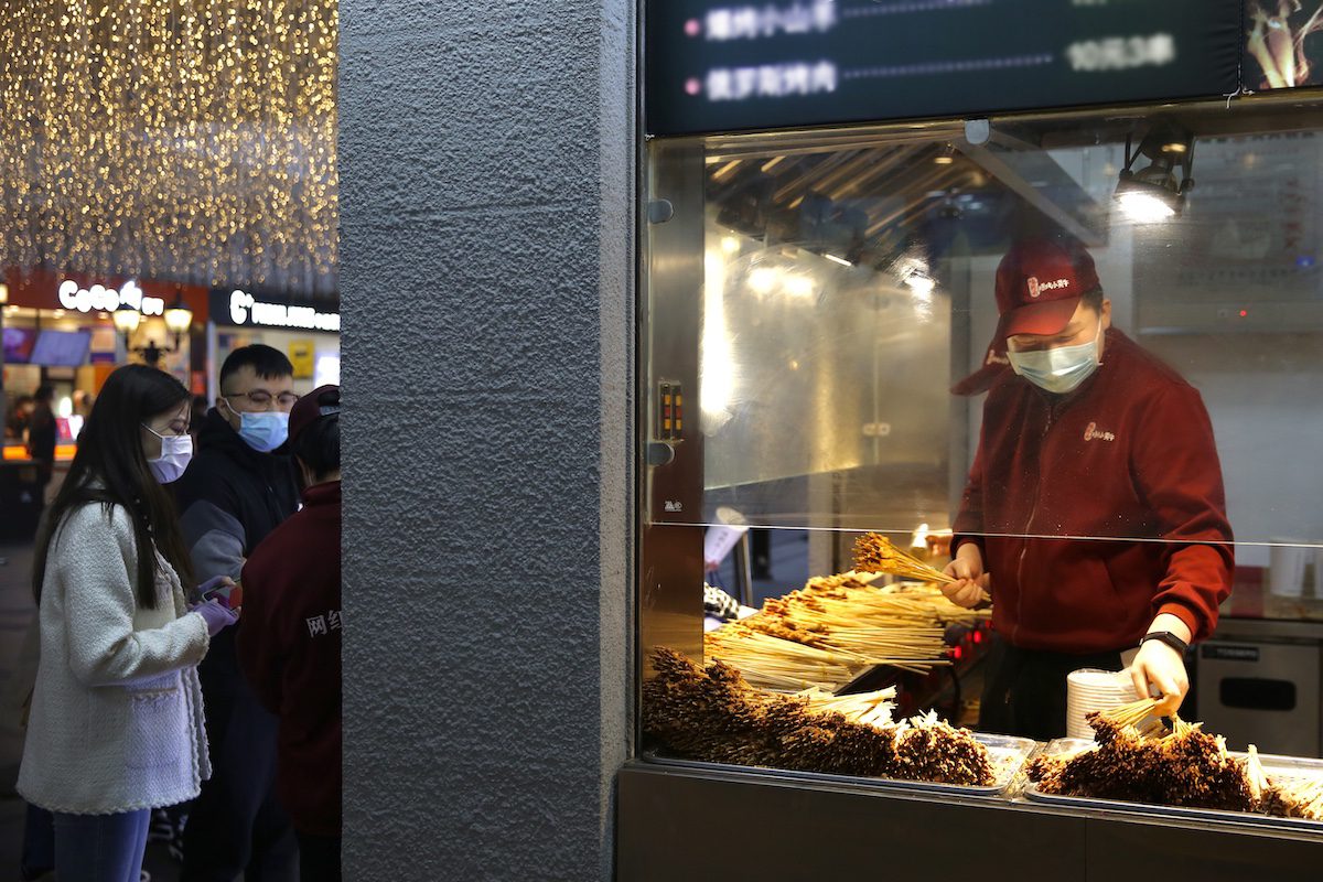 العالَم يتساءل: ما أصل نشأة فيروس كورونا في الصين؟ إليكم 3 نظريات متشككة