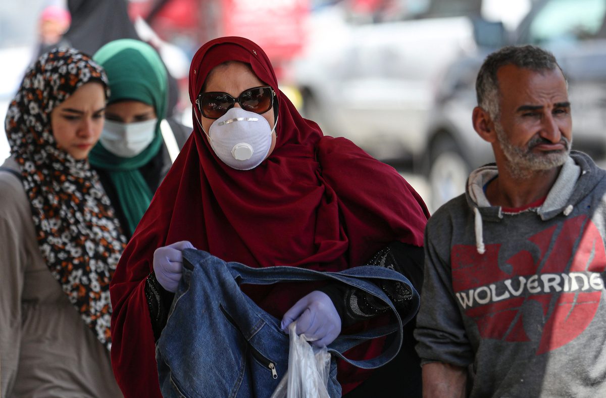 “البقاء بالمنزل للأغنياء”.. التباعد الاجتماعي في مصر رفاهية يعجز الفقراء عن تحمُّلها