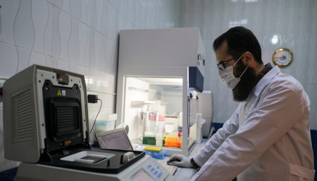 فيروس كورونا يفتك بإدلب الجريحة.. كيف يمكن مواجهة خطر أقوى من الإرهاب؟