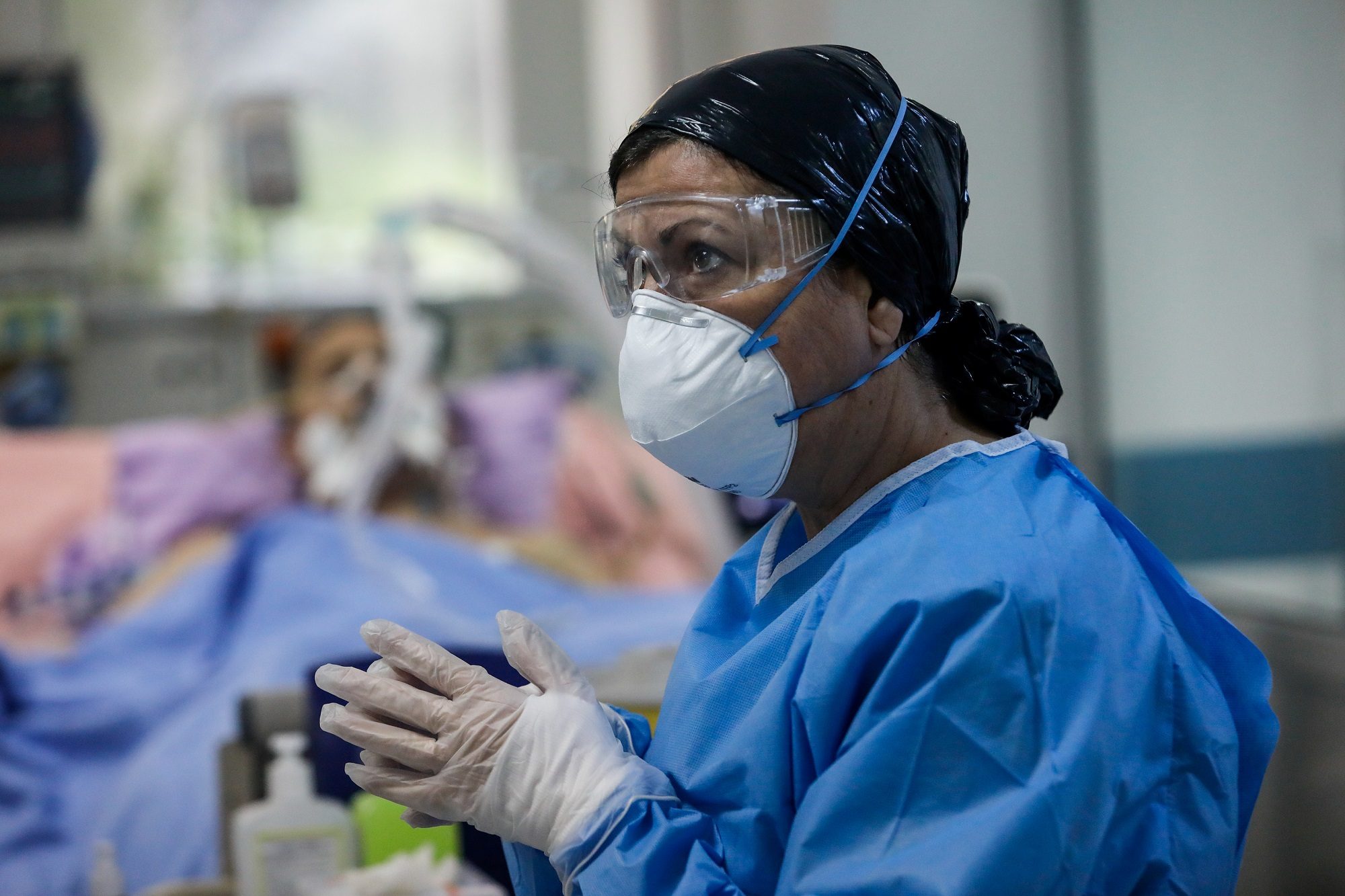 متطوعون يجمعون أجهزة لوحية ليتمكن مرضى كورونا في غرف العناية المركزة من التواصل مع أحبائهم