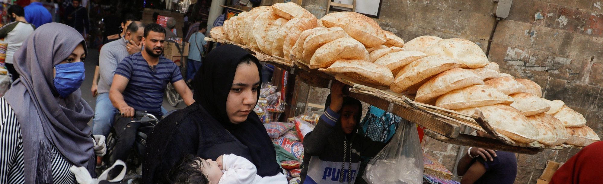 “البقاء بالمنزل للأغنياء”.. التباعد الاجتماعي في مصر رفاهية يعجز الفقراء عن تحمُّلها
