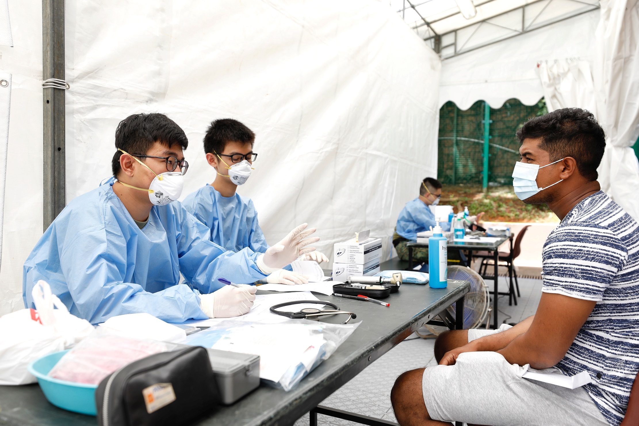 سنغافورة تمكنت من البقاء مفتوحة نسبياً ومواصلة العمل كالمعتاد، عن طريق إجراء فحوصات على نطاق واسع وعزل جميع الأشخاص الذين تحتمل إصابتهم بالعدوى