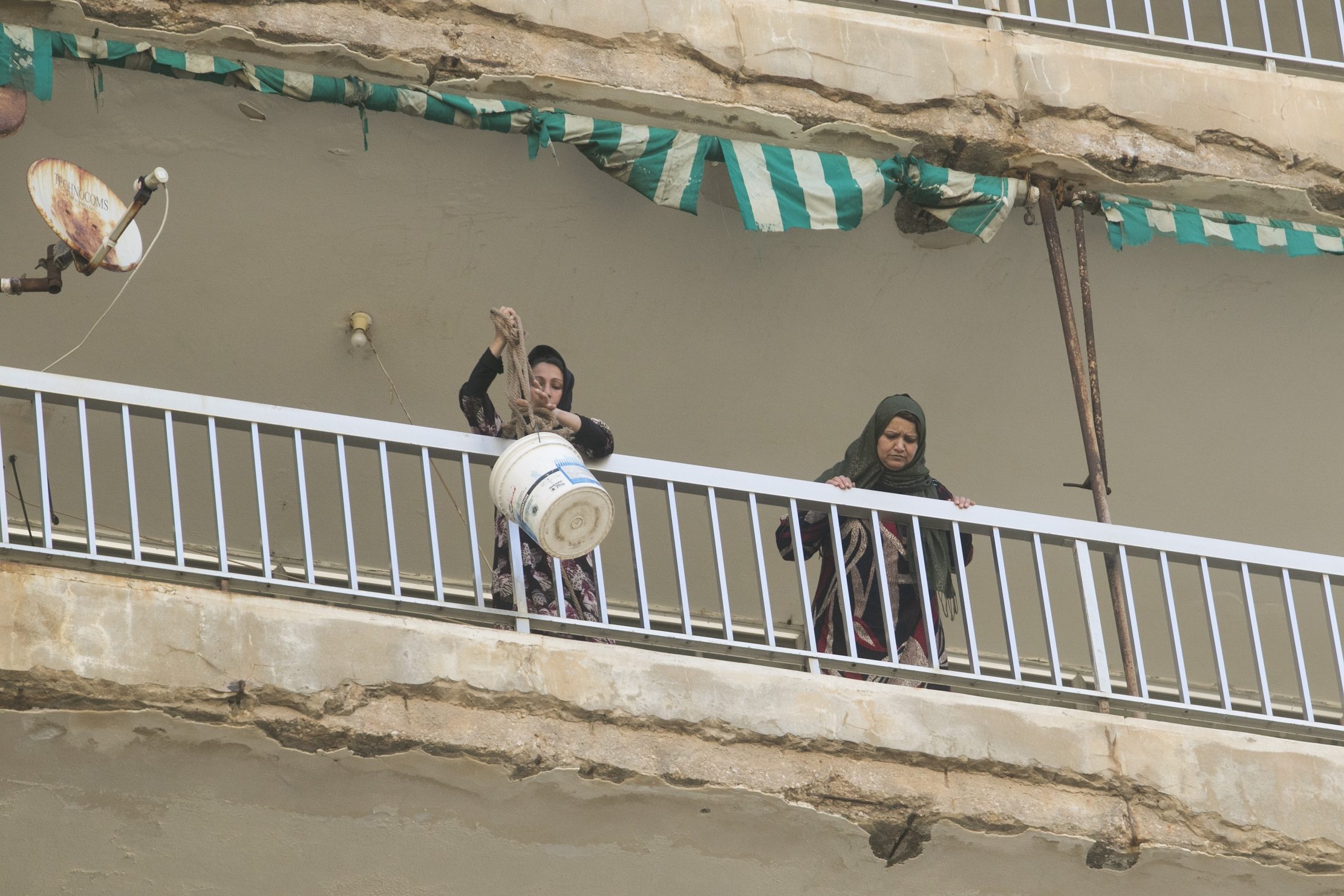 تتحول الإطلالات المسائية المباشرة التي بدأتها ندين مع زميلتها مؤلفة الموسيقى سيفين عريس في مارس/آذار الماضي، إلى متنفس في أيام العزل الصحي