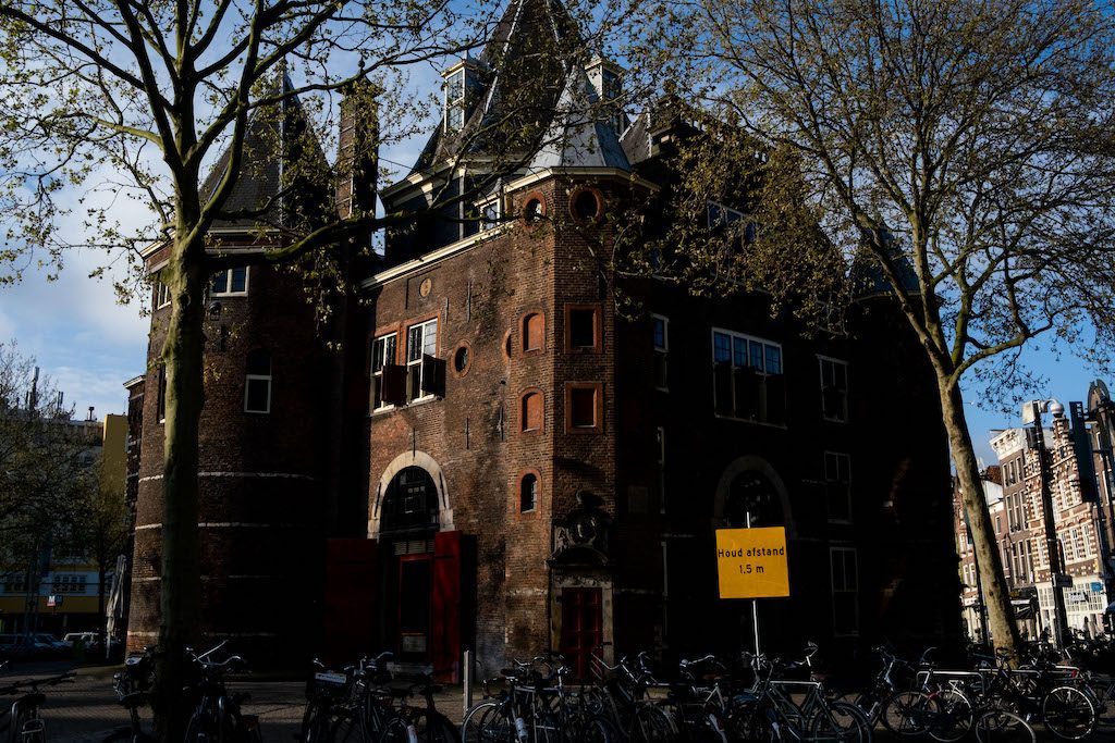 القاهرة مطالبة بدفع ملايين الدولارات لرجل أعمال.. معركة قضائية تنتهي بالحجز على مبنى السفارة المصرية بلاهاي