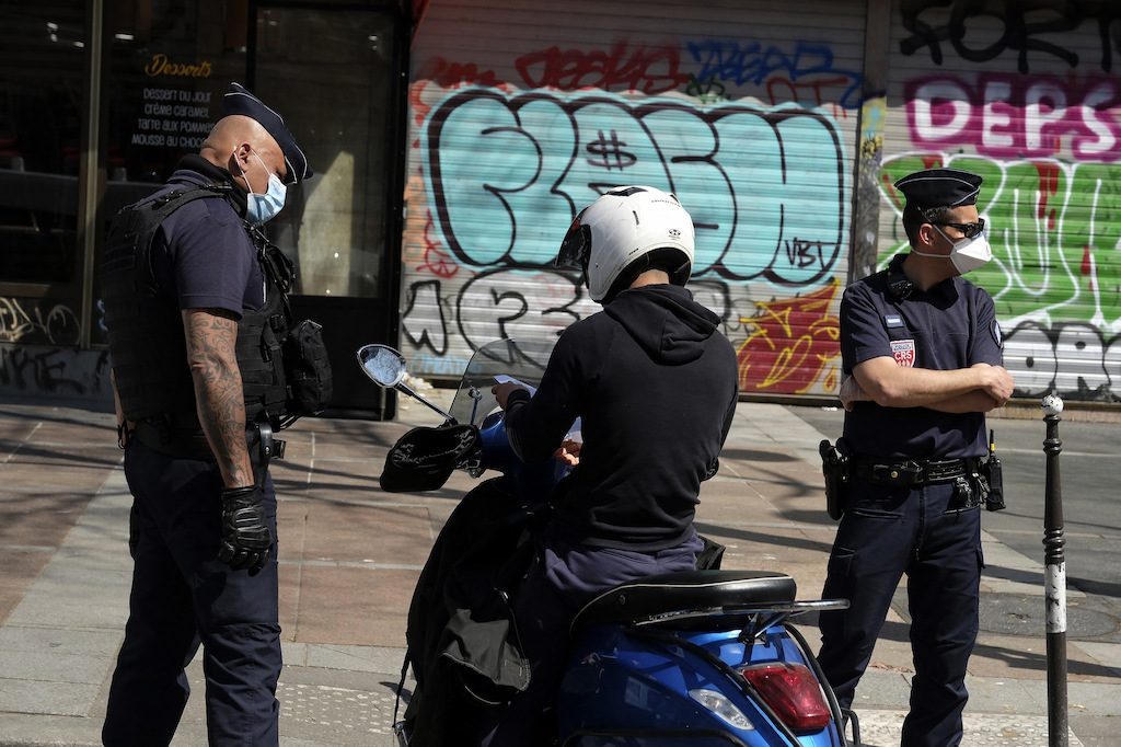 فيديو عن تصرف عنصري يوقف شرطيين بباريس.. استخدما “عبارة مُهينة يستعملها الفرنسيون ضد العرب”