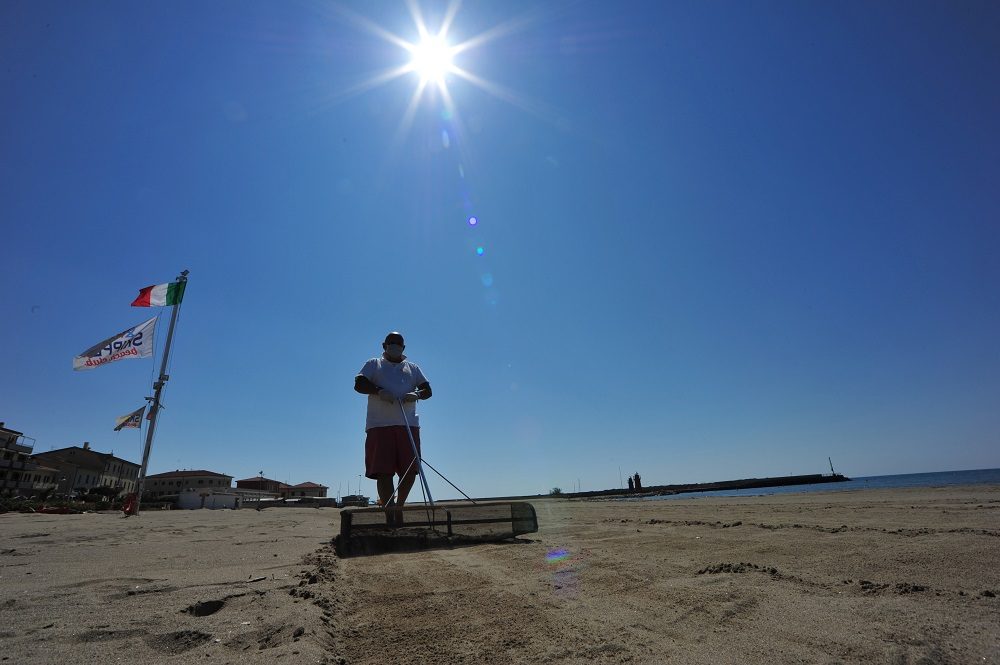 كيف ستصبح الشواطئ بعد جائحة كورونا؟ منتجع إيطاليّ يقدم نموذجاً للتغير الكبير (فيديو)