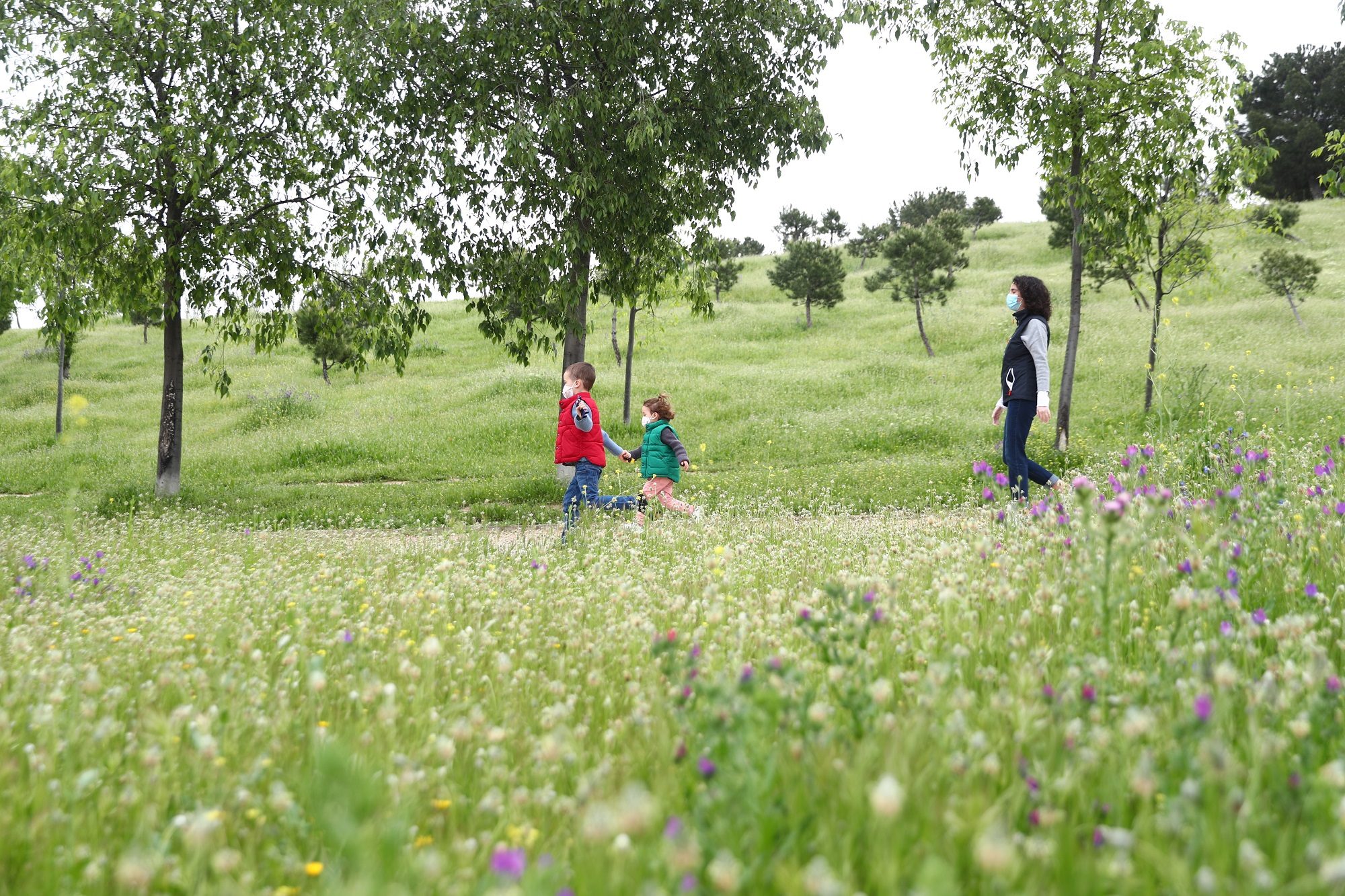 بعد رفع إجراءات الحجر جزئيا .. أطفال إسبانيا يتنفسون الهواء في الشوارع لأول مرة منذ 6 أسابيع