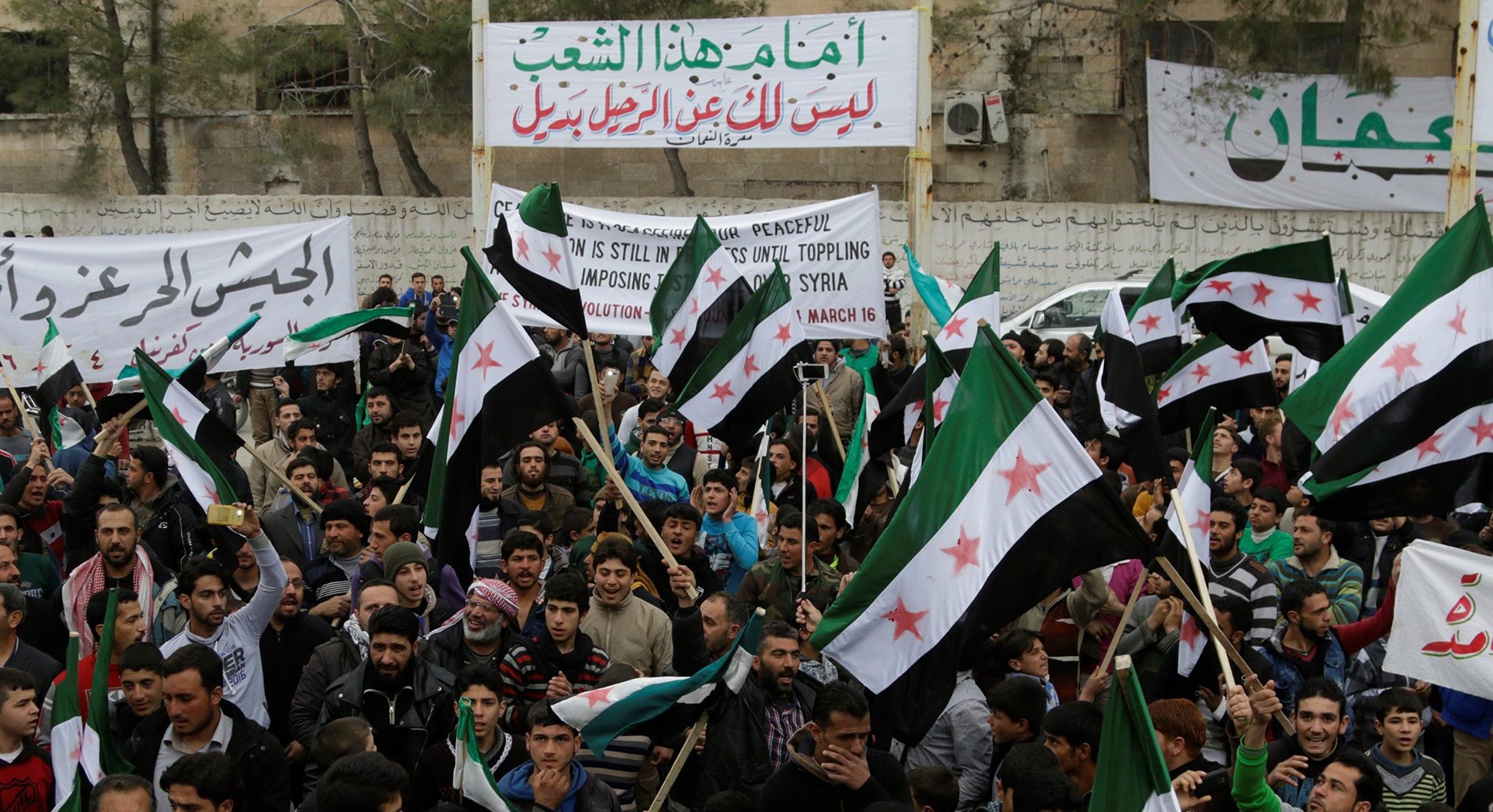 كورونا يزيد الأزمة.. مظاهرات بمناطق النظام السوري تعكس تفاقم الأوضاع المعيشية