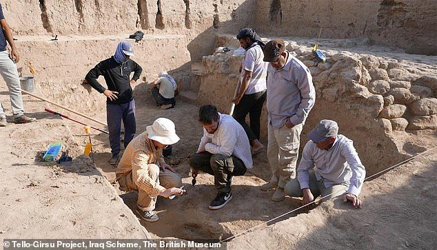 اكتُشفت في أحد جوانب الساحة حفرة امتلأت بأكواب وأوعية وجرار وعظام حيوانات يقول الخبراء إنها بقايا ذبائح