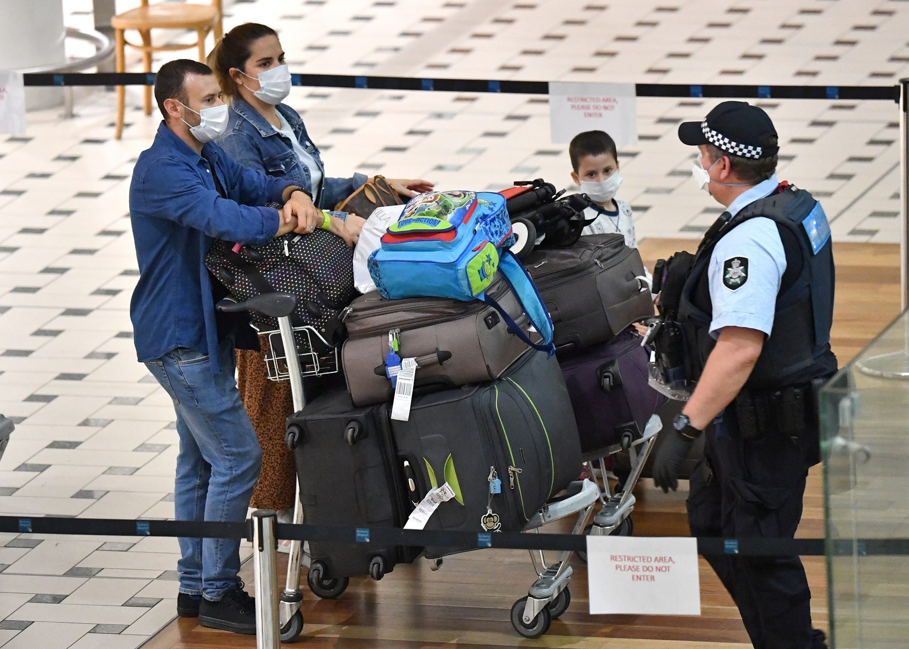 أقنعة إجبارية وتعقيم على مدار الساعة.. شركات الطيران الأمريكية تعلن تدابير جديدة لعالم كورونا