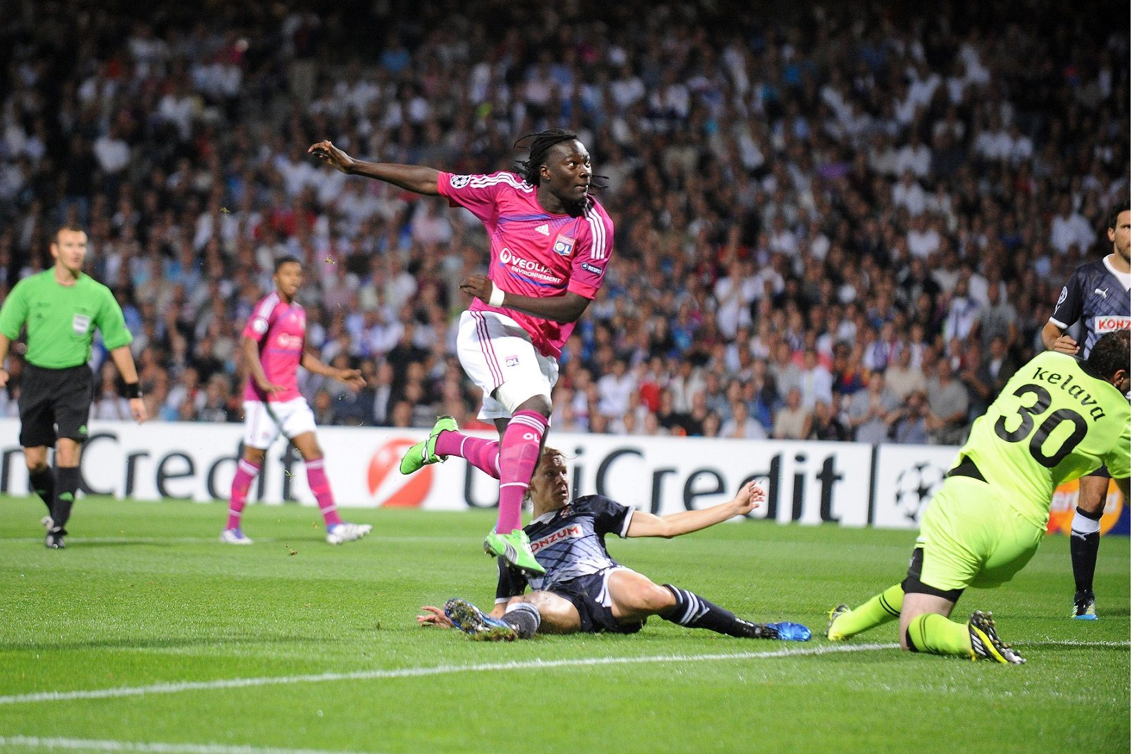 رقم مميز لفابيتمبي غوميز في دوري الأبطال (رويترز)