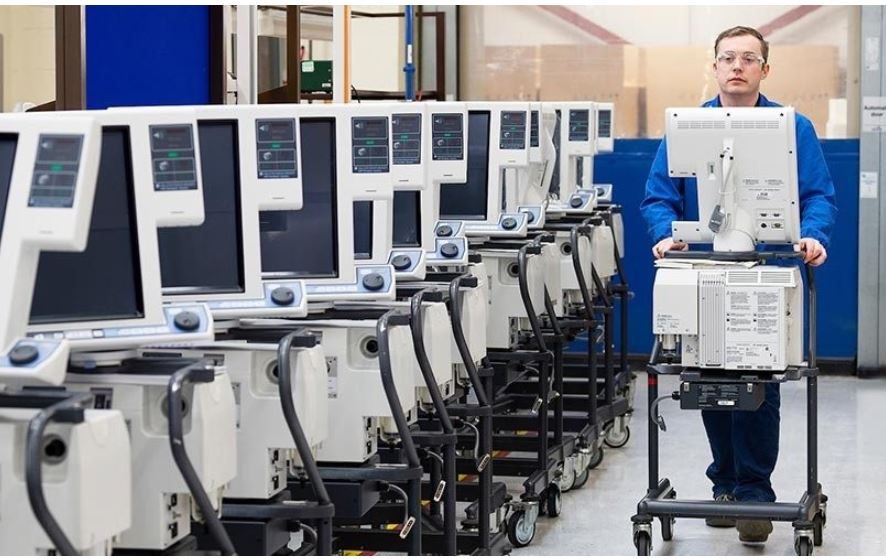 عمر إشراق هو رجل أعمال أمريكي ويشغل منصب رئيس مجلس الإدارة والرئيس التنفيذي لشركة "ميدترونيك"