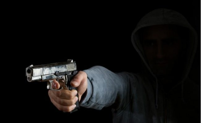 الإفراج عن أمريكي قضى 20 عاماً في السجن بسبب جريمة قتل لم يرتكبها.. شقيقه التوأم أقر بفعلها