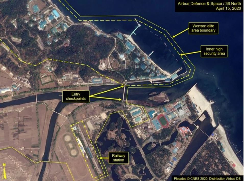 أظهرت الصور قطاراً يُرجح أنه ينتمي إلى الرئيس كيم متوقفاً عند مجمع المباني الخاص به في ونسان، على الساحل الشرقي