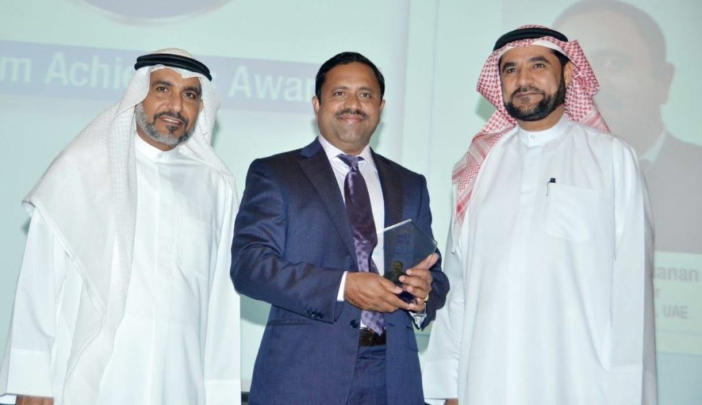 رجل الأعمال الهندي جوي أركال اثناء تسلمه جائزة مشروع العالم في دبي